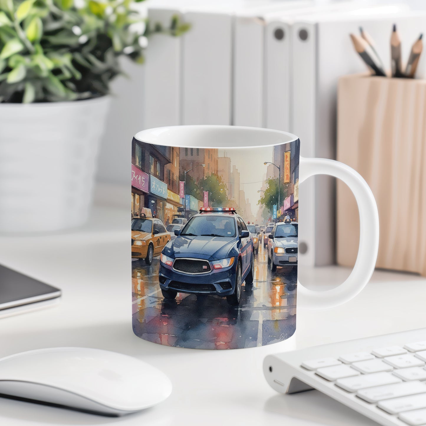 Hrnek s policejním vozem v dešti