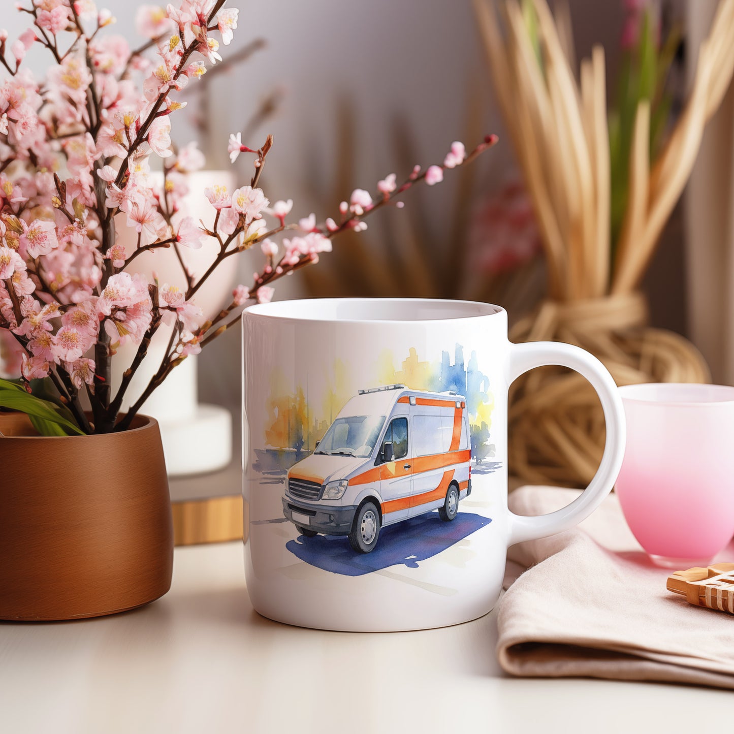 Hrnek se sanitkou na slunečné ulici