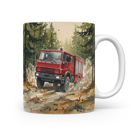 Hrnek s hasičským vozem v lese