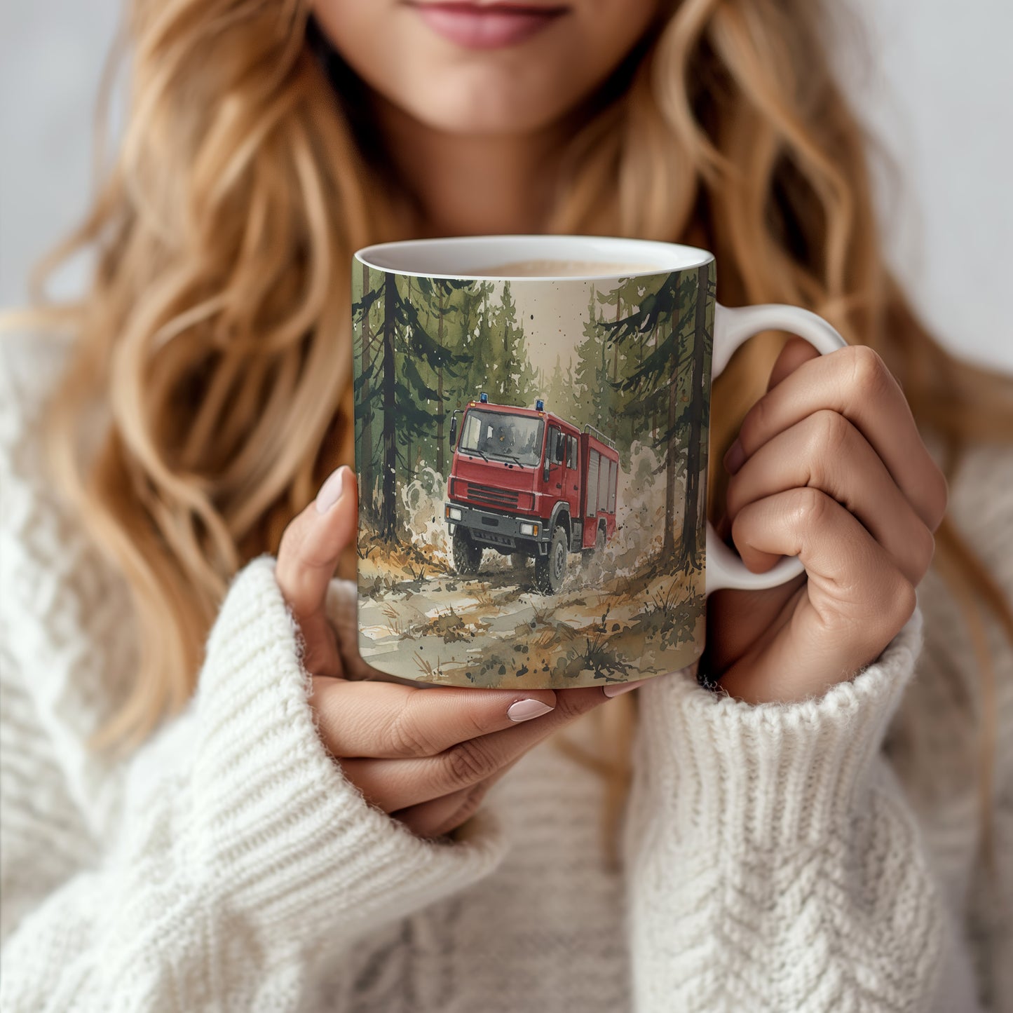 Hrnek s hasičským vozem v lese