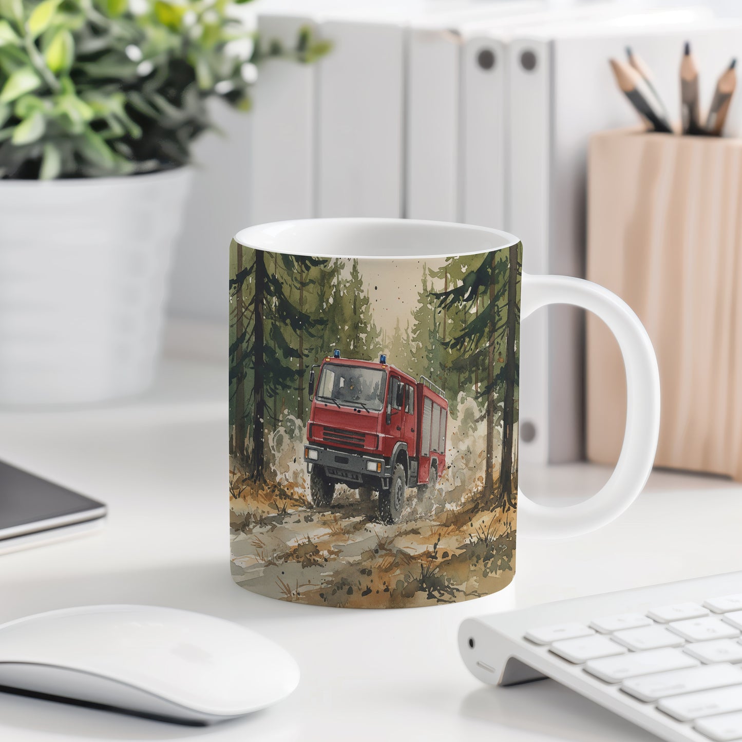 Hrnek s hasičským vozem v lese