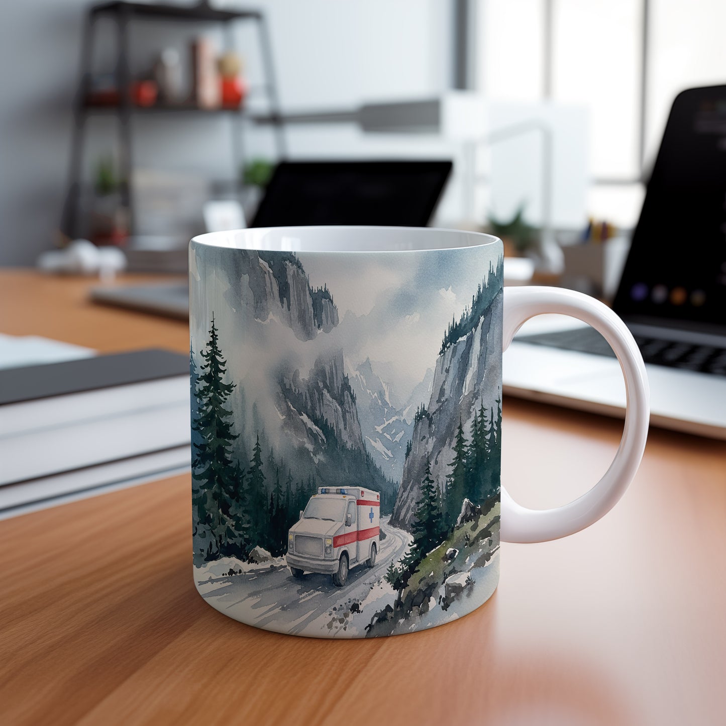 Hrnek s pohotovostním vozem v horách