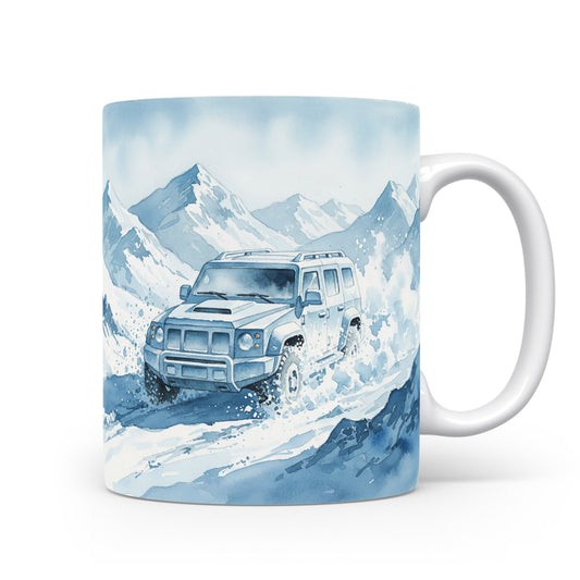Hrnek s terénním vozem v zasněžených horách
