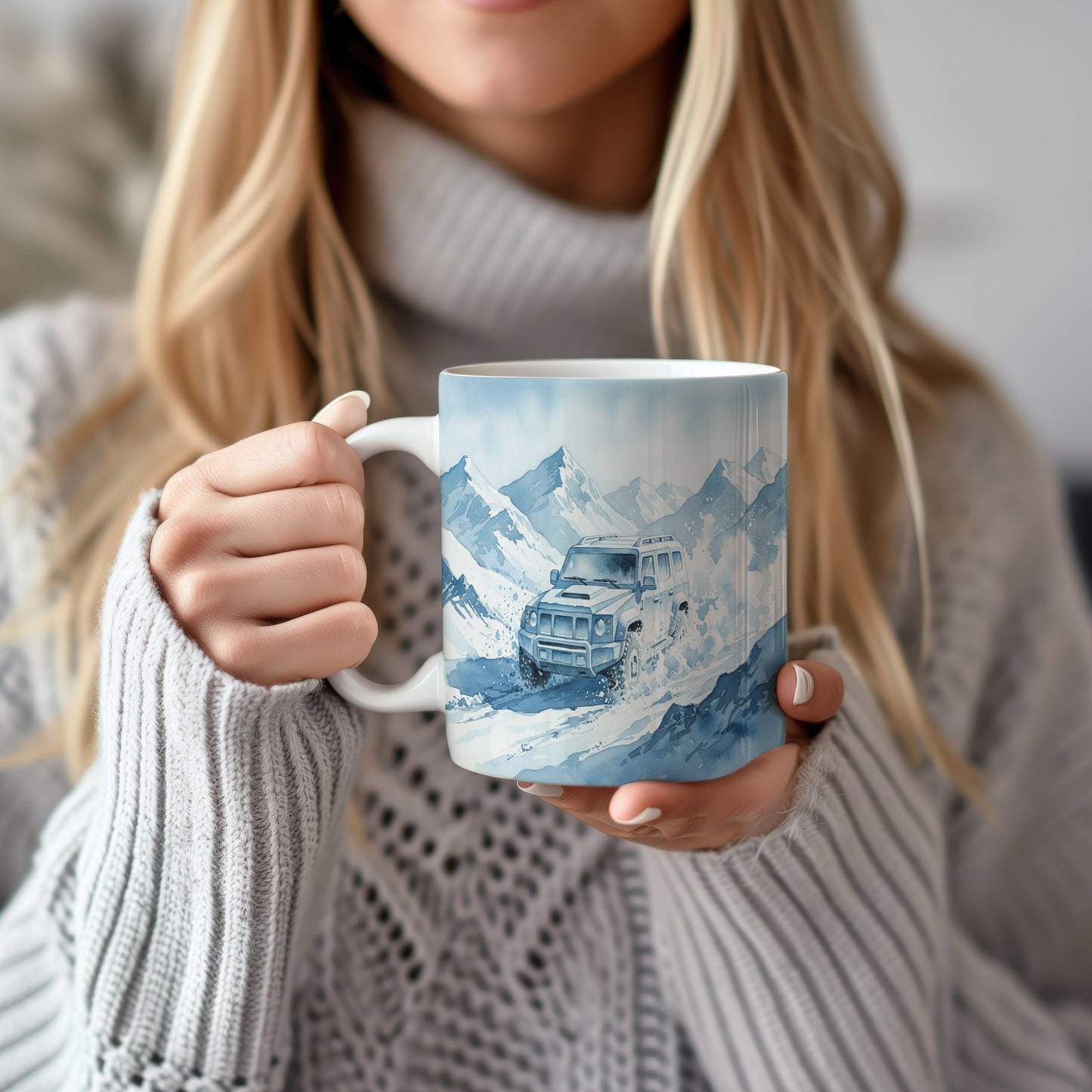 Hrnek s terénním vozem v zasněžených horách