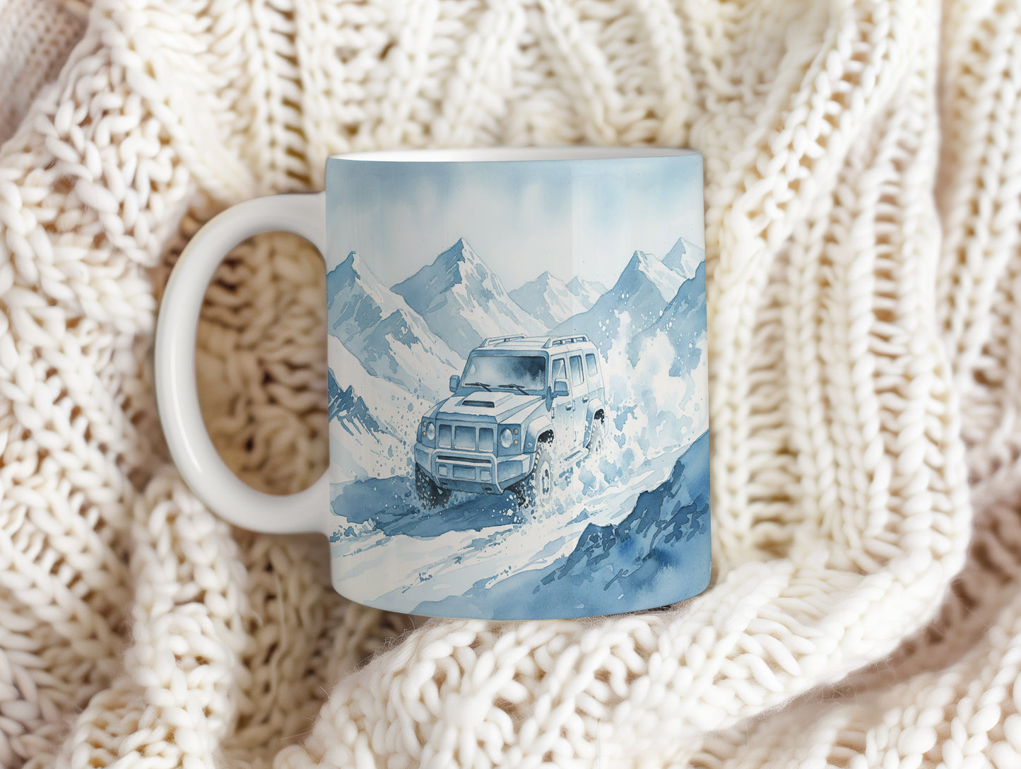Hrnek s terénním vozem v zasněžených horách