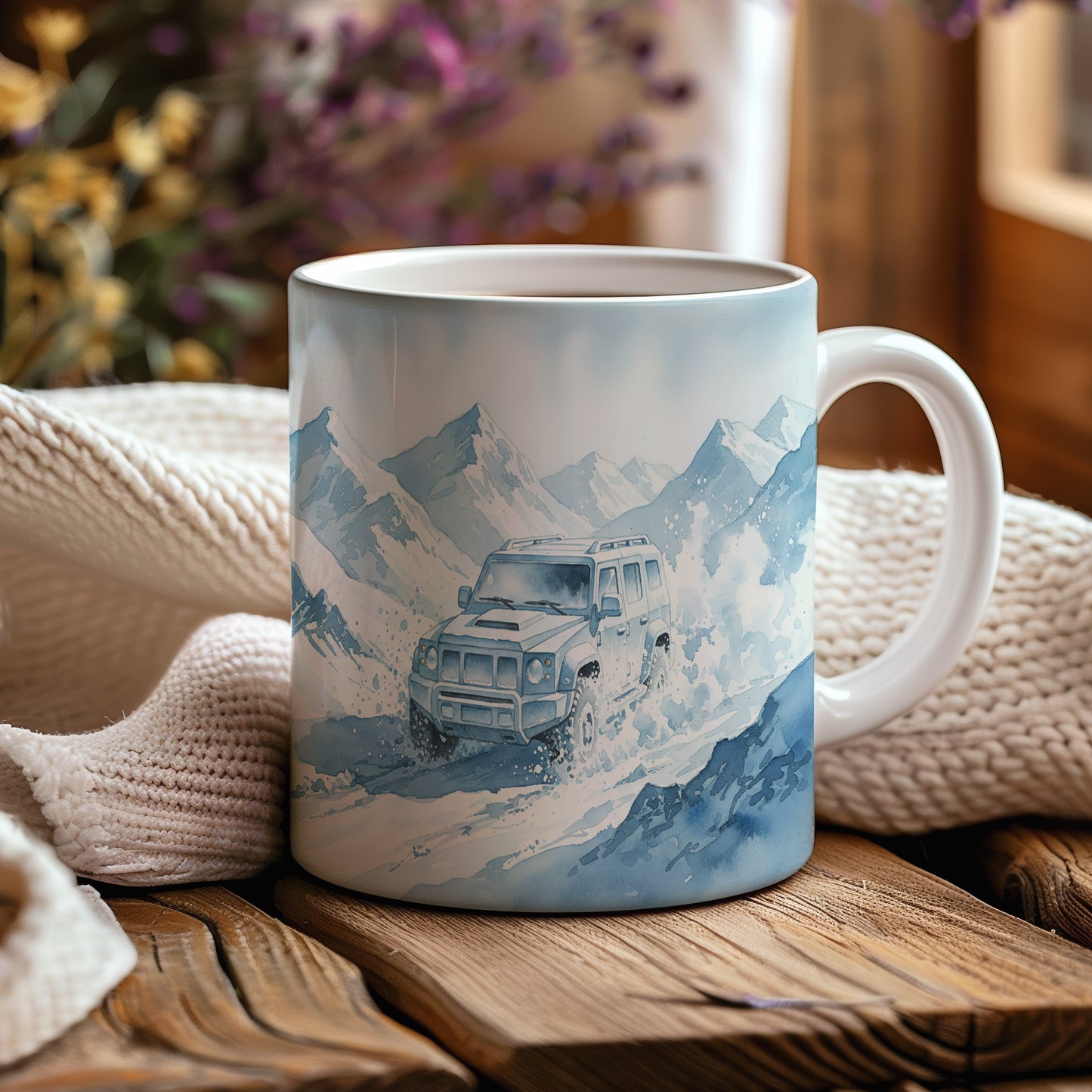 Hrnek s terénním vozem v zasněžených horách