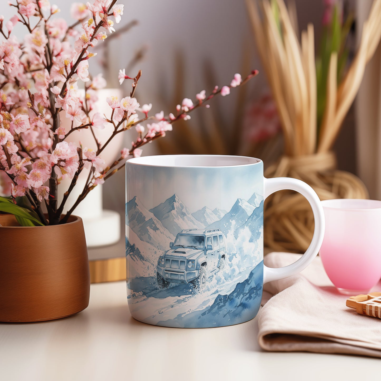 Hrnek s terénním vozem v zasněžených horách