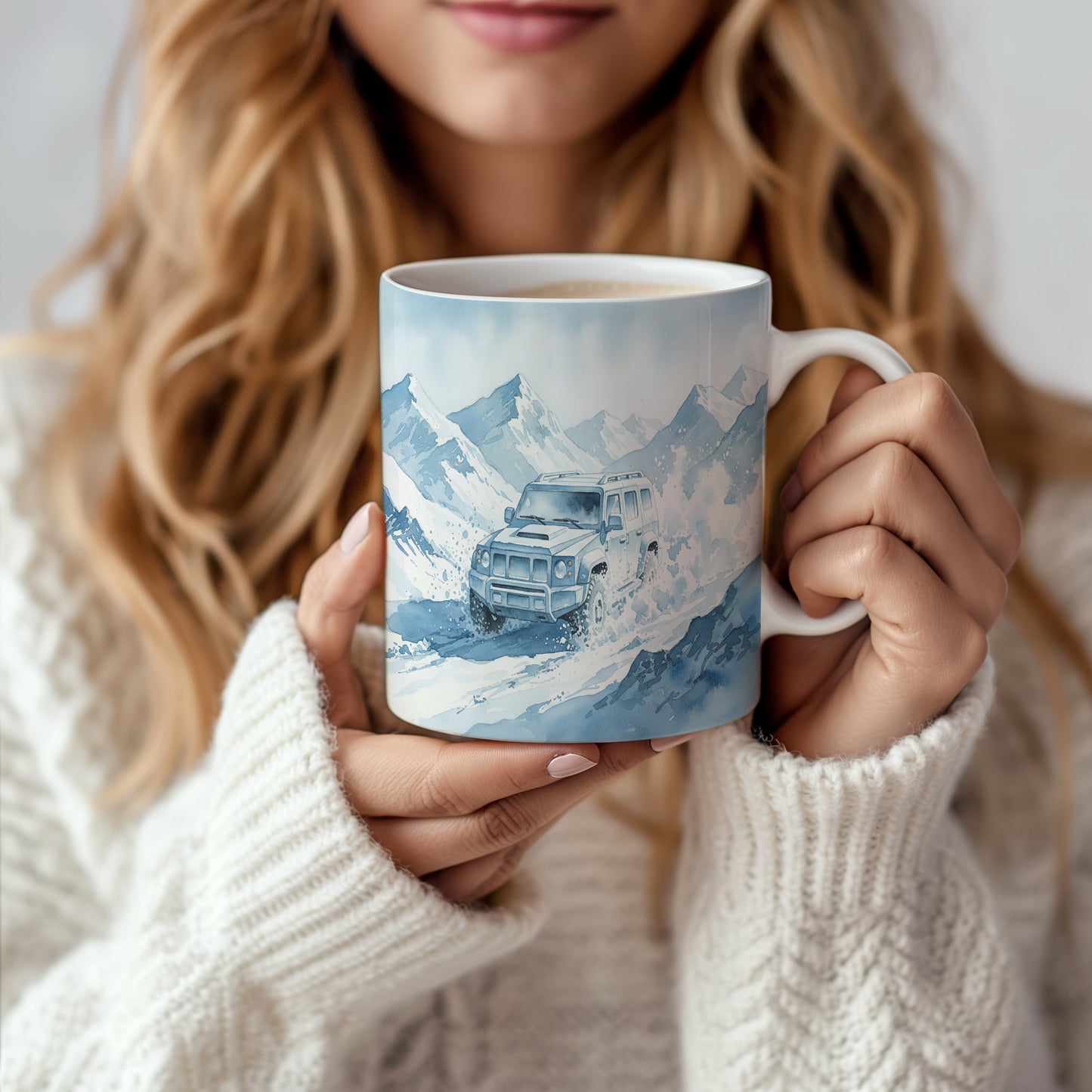 Hrnek s terénním vozem v zasněžených horách