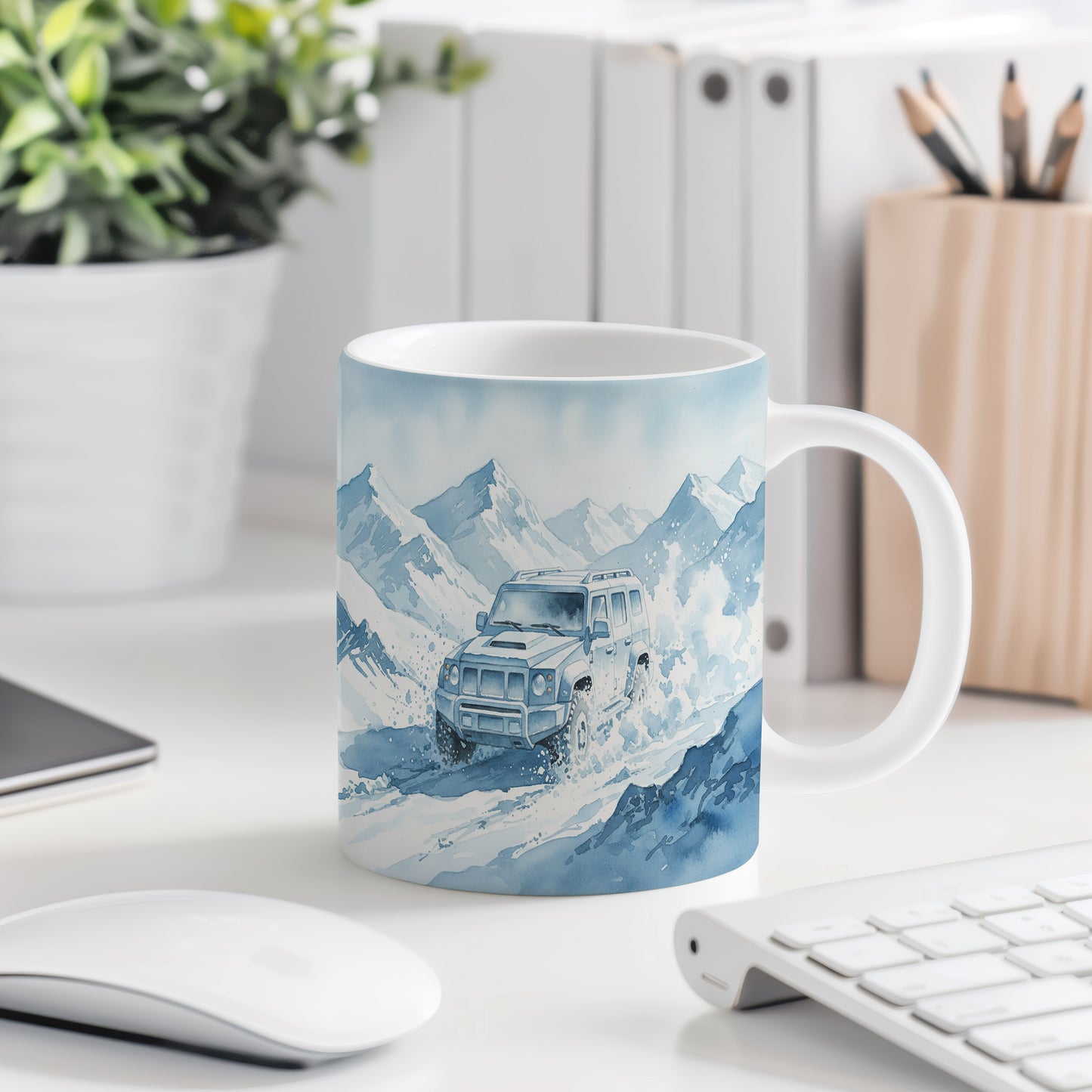 Hrnek s terénním vozem v zasněžených horách