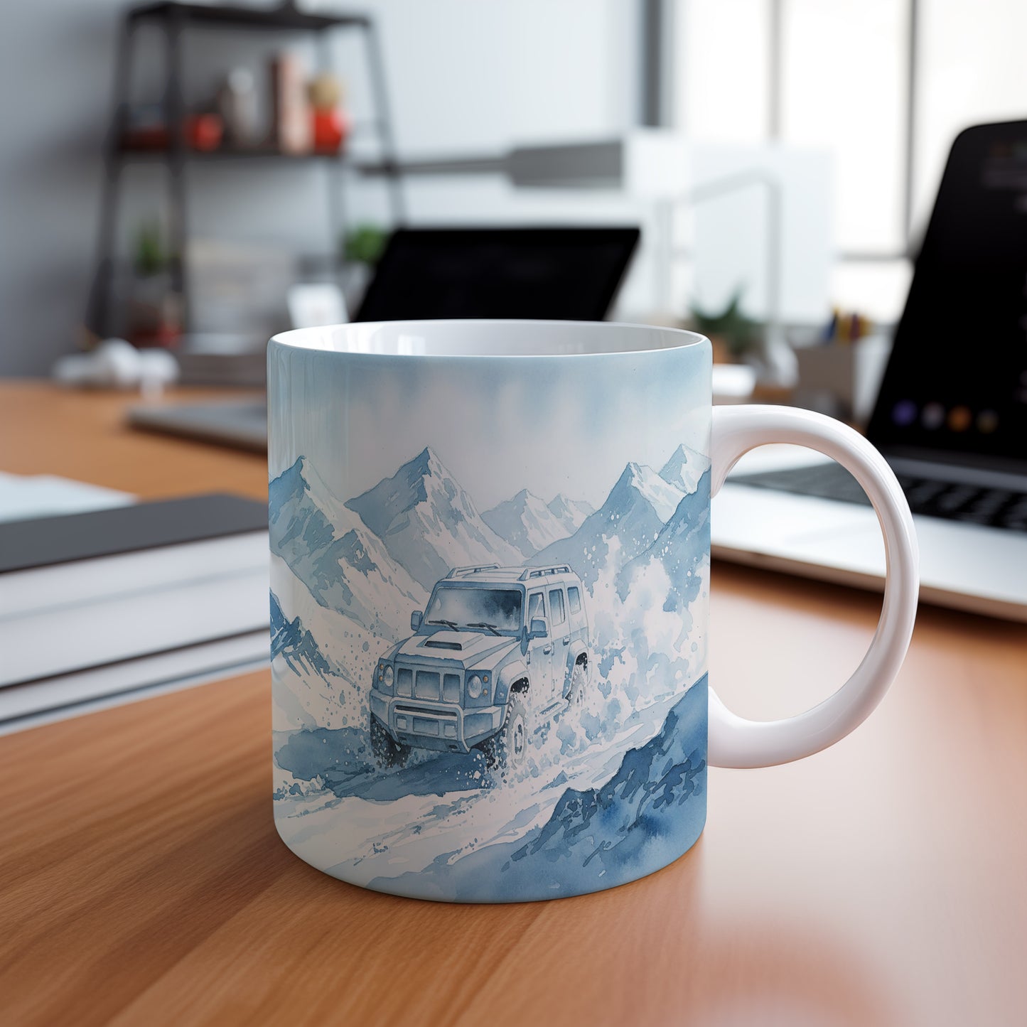 Hrnek s terénním vozem v zasněžených horách