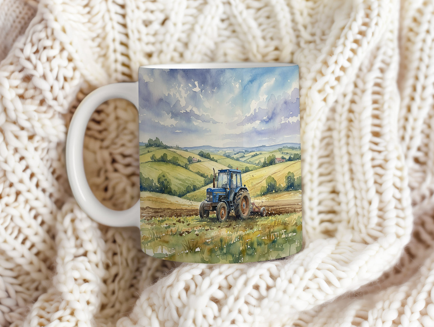 Hrnek s traktorem na venkově