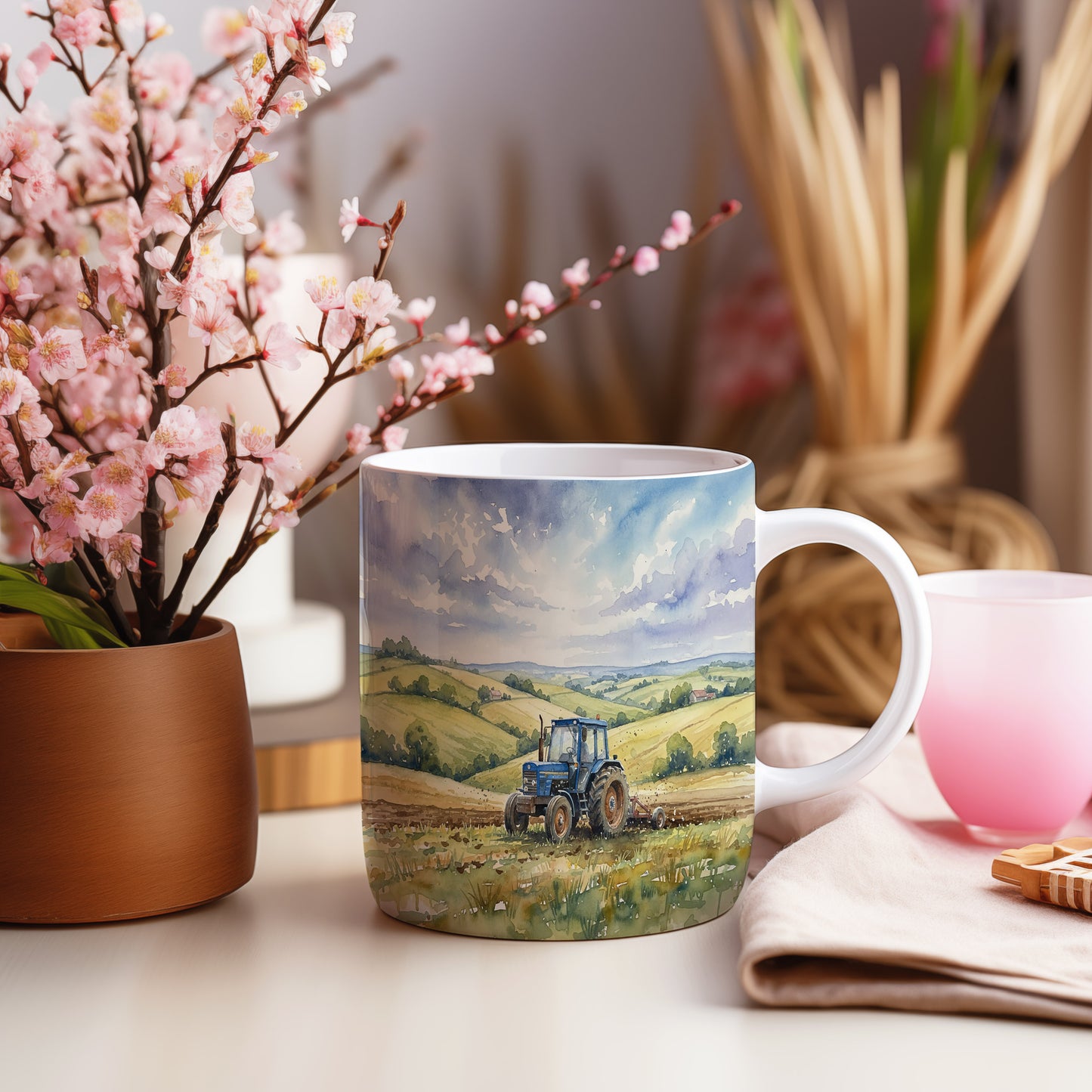 Hrnek s traktorem na venkově