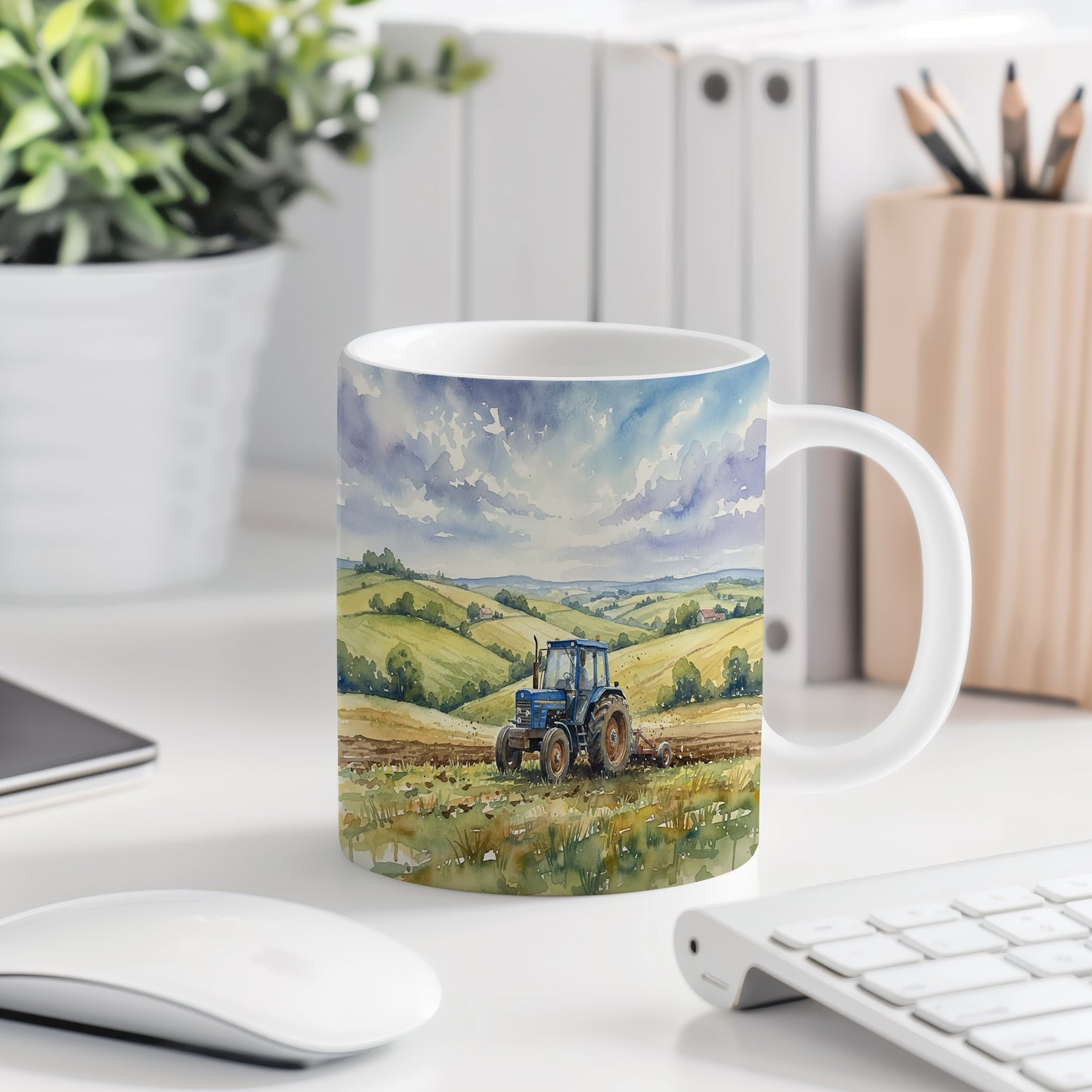 Hrnek s traktorem na venkově