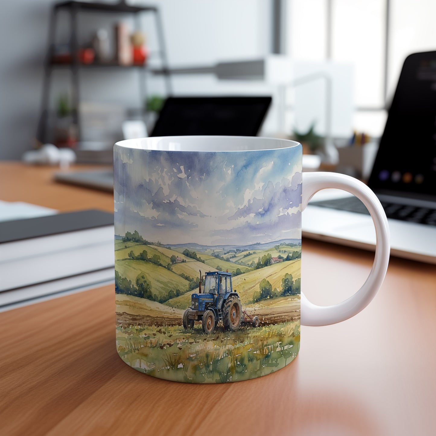 Hrnek s traktorem na venkově