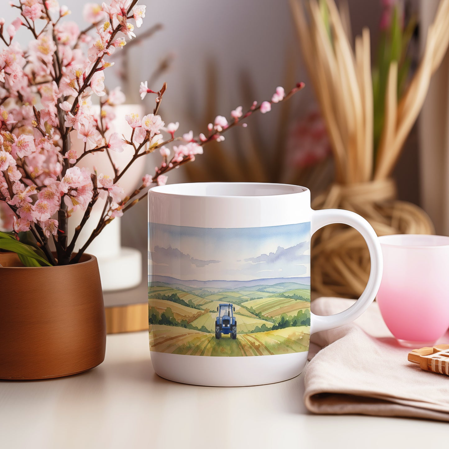 Hrnek s traktorem na pastvině