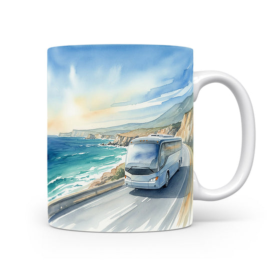 Hrnek s autobusem na pobřežní cestě