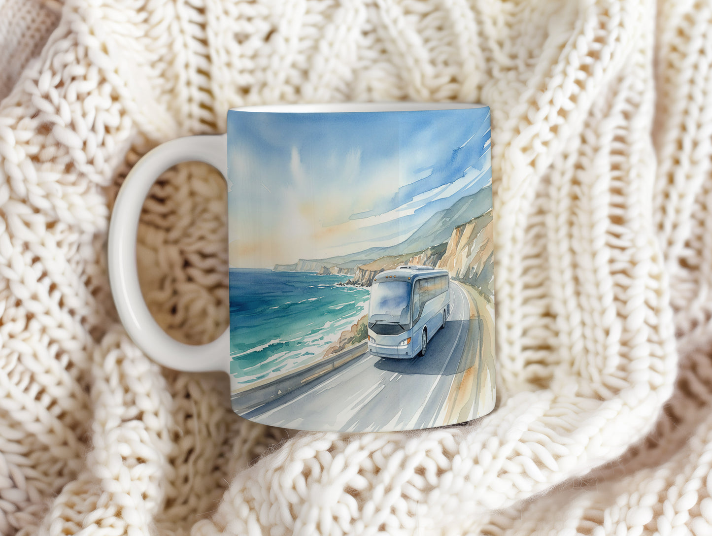 Hrnek s autobusem na pobřežní cestě