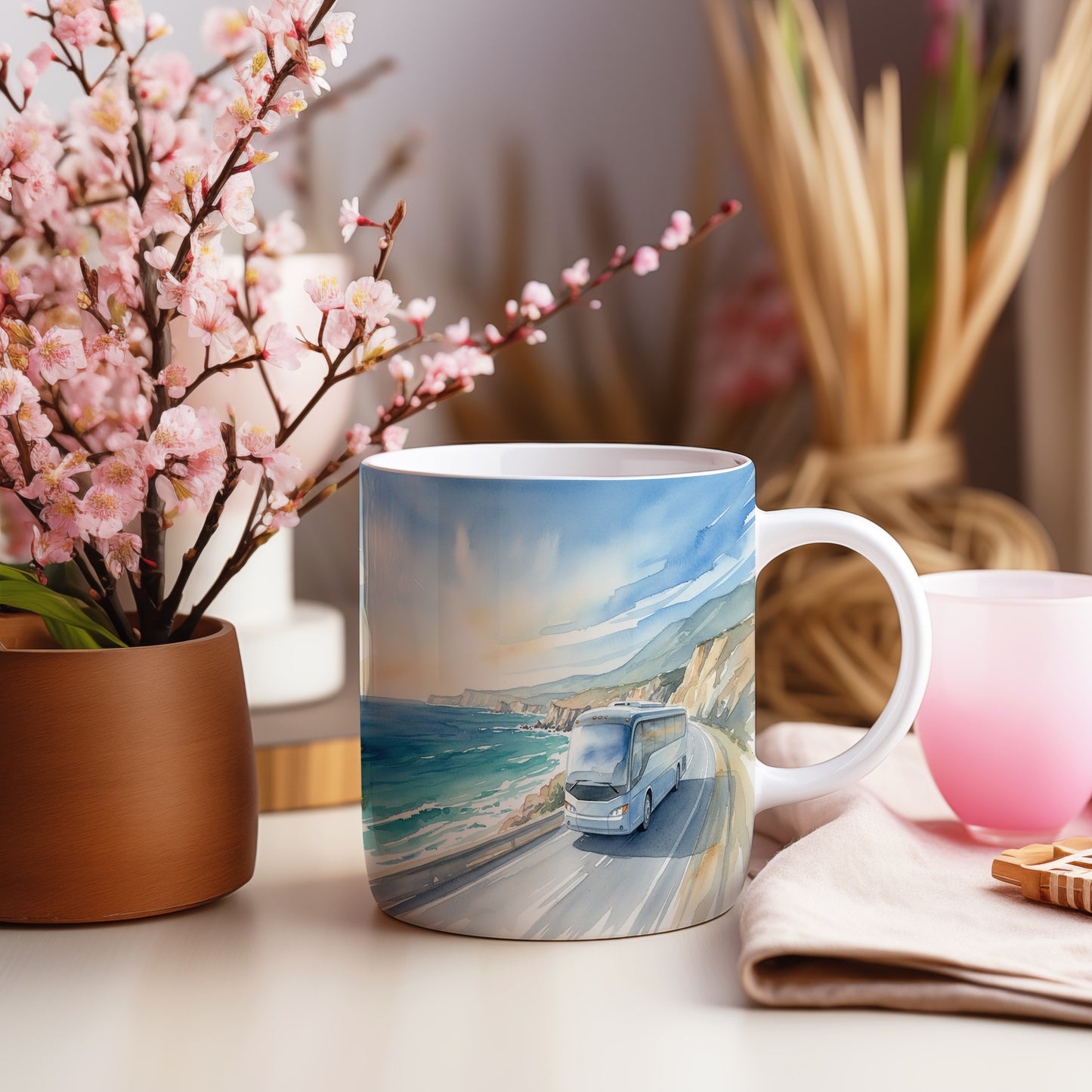 Hrnek s autobusem na pobřežní cestě