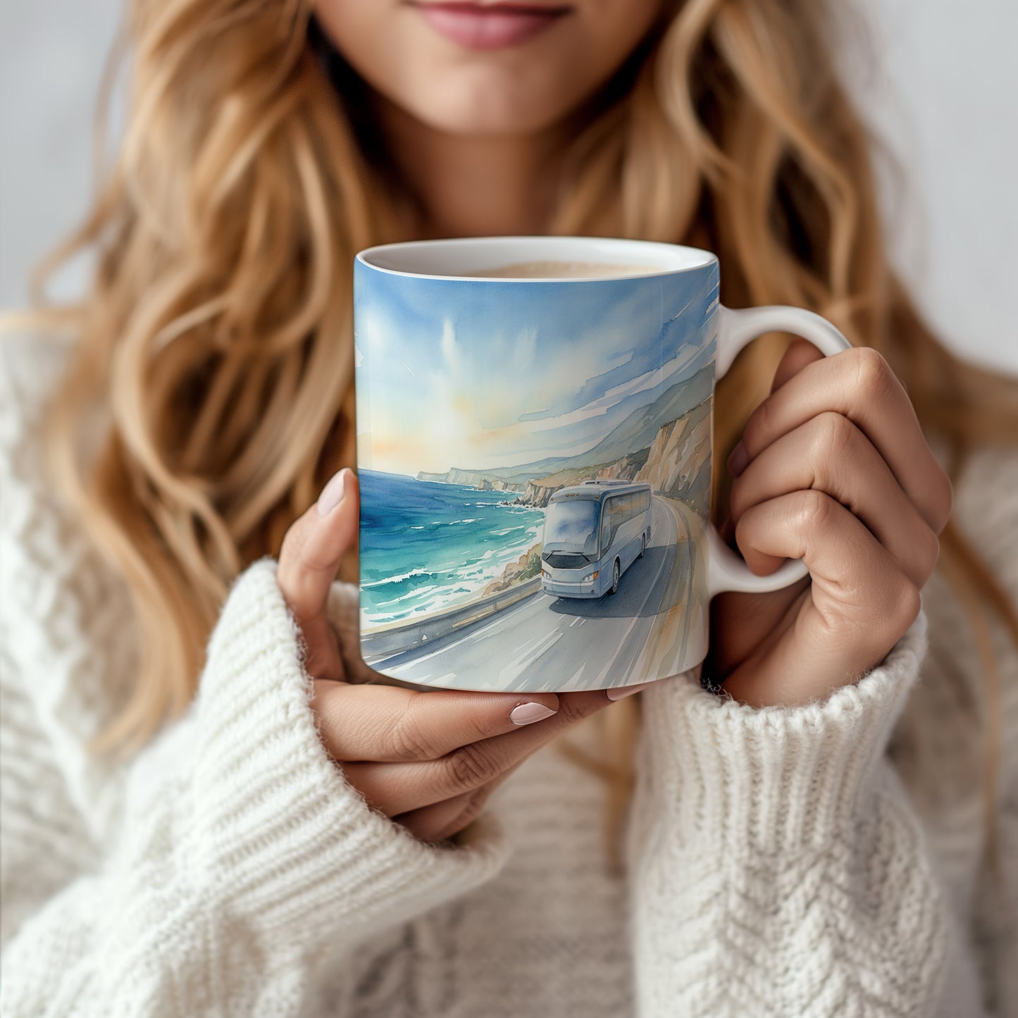 Hrnek s autobusem na pobřežní cestě