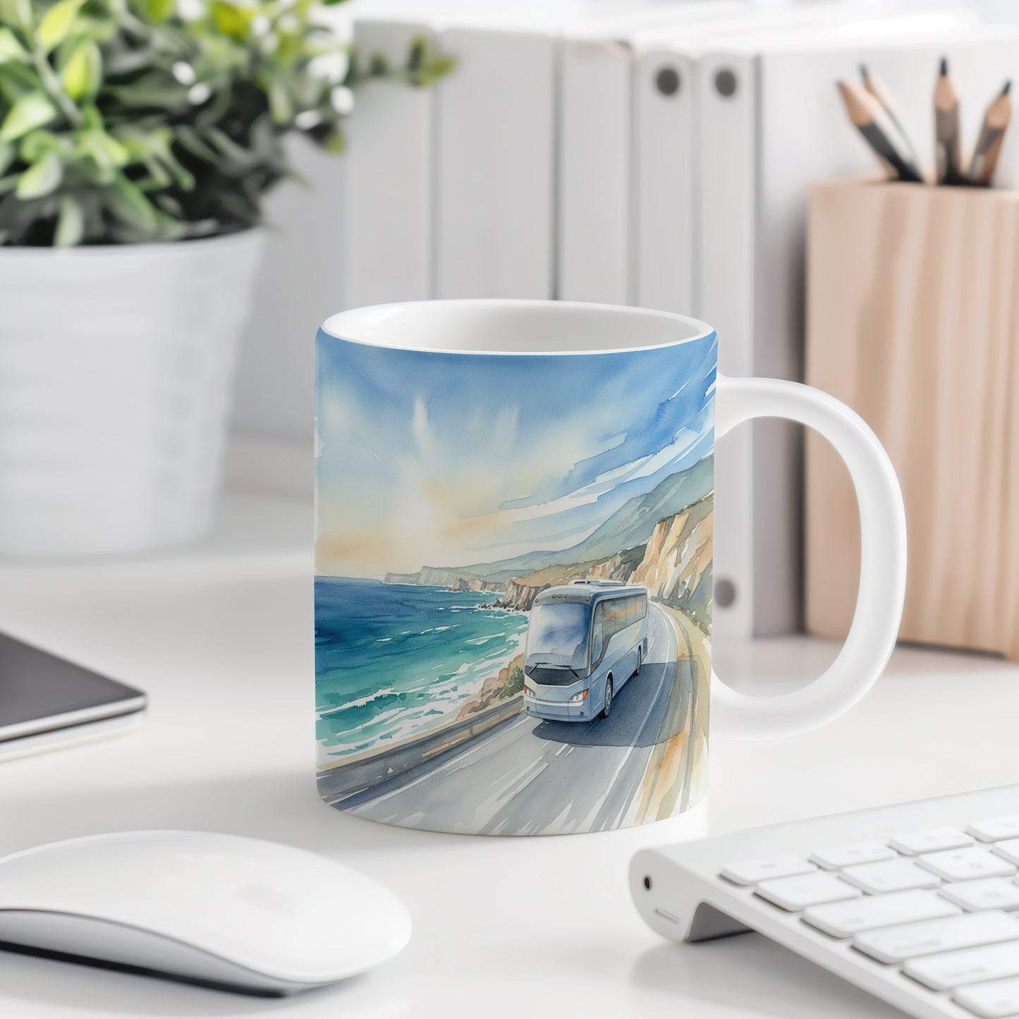 Hrnek s autobusem na pobřežní cestě