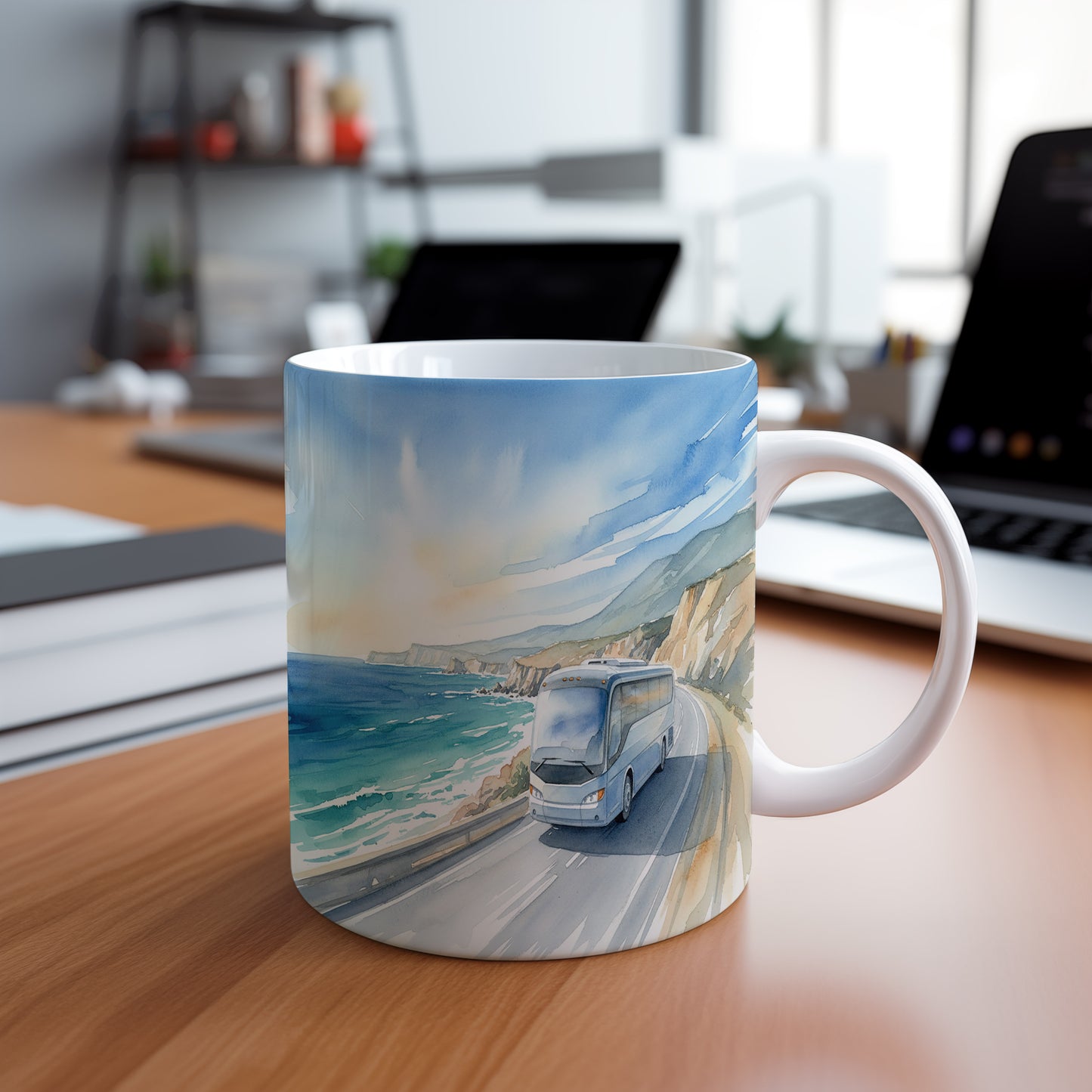 Hrnek s autobusem na pobřežní cestě