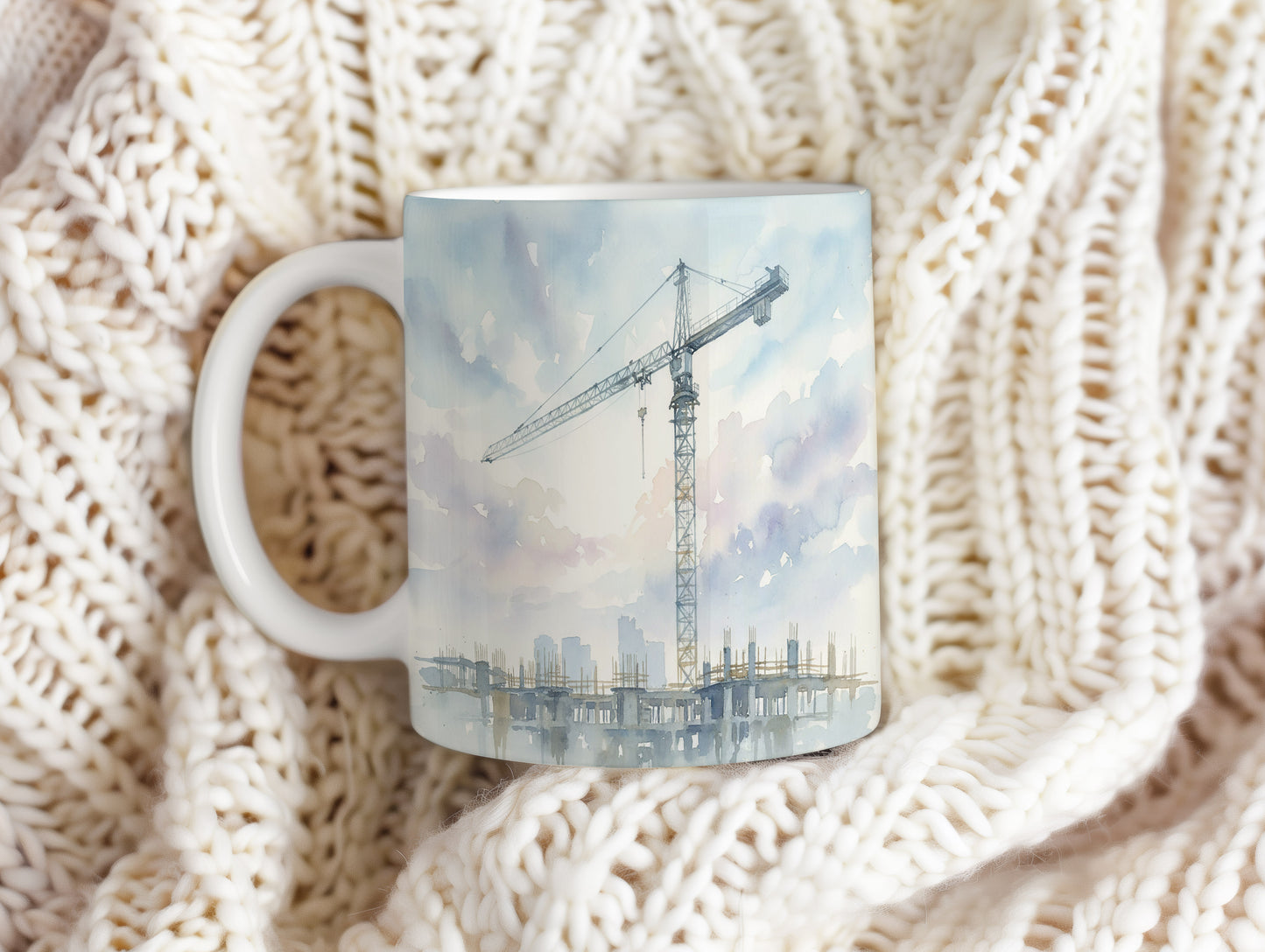Hrnek s jeřábem nad městskou siluetou