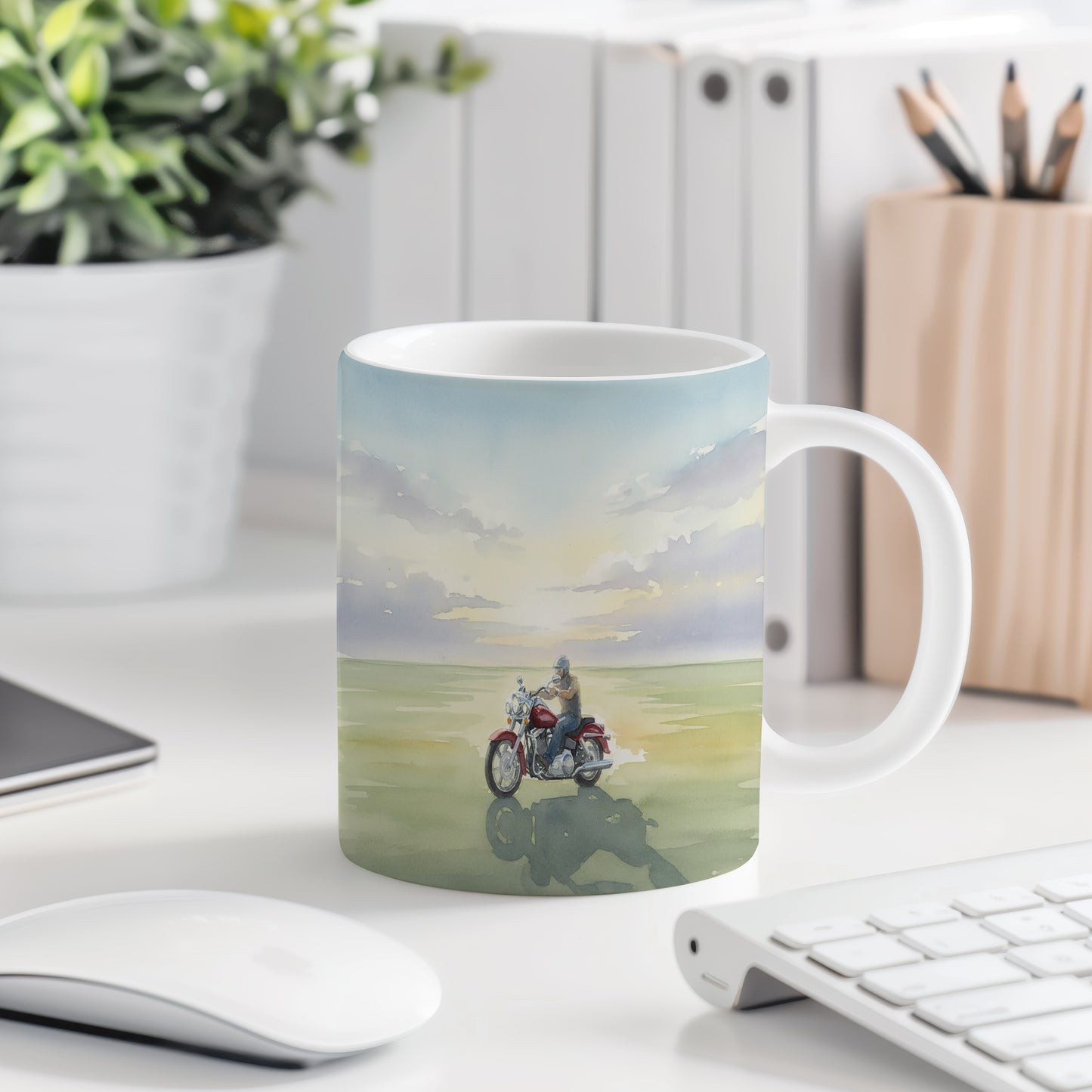 Hrnek s motorkou na horizontu