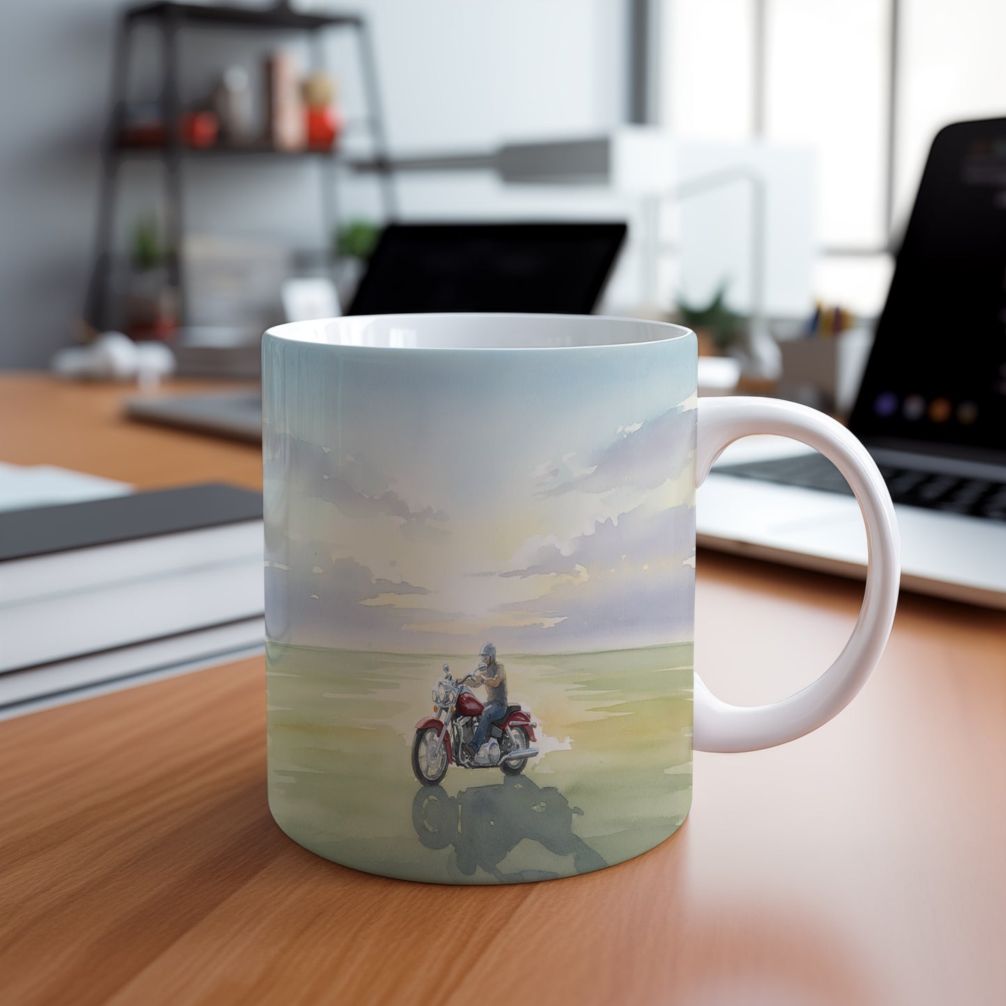 Hrnek s motorkou na horizontu