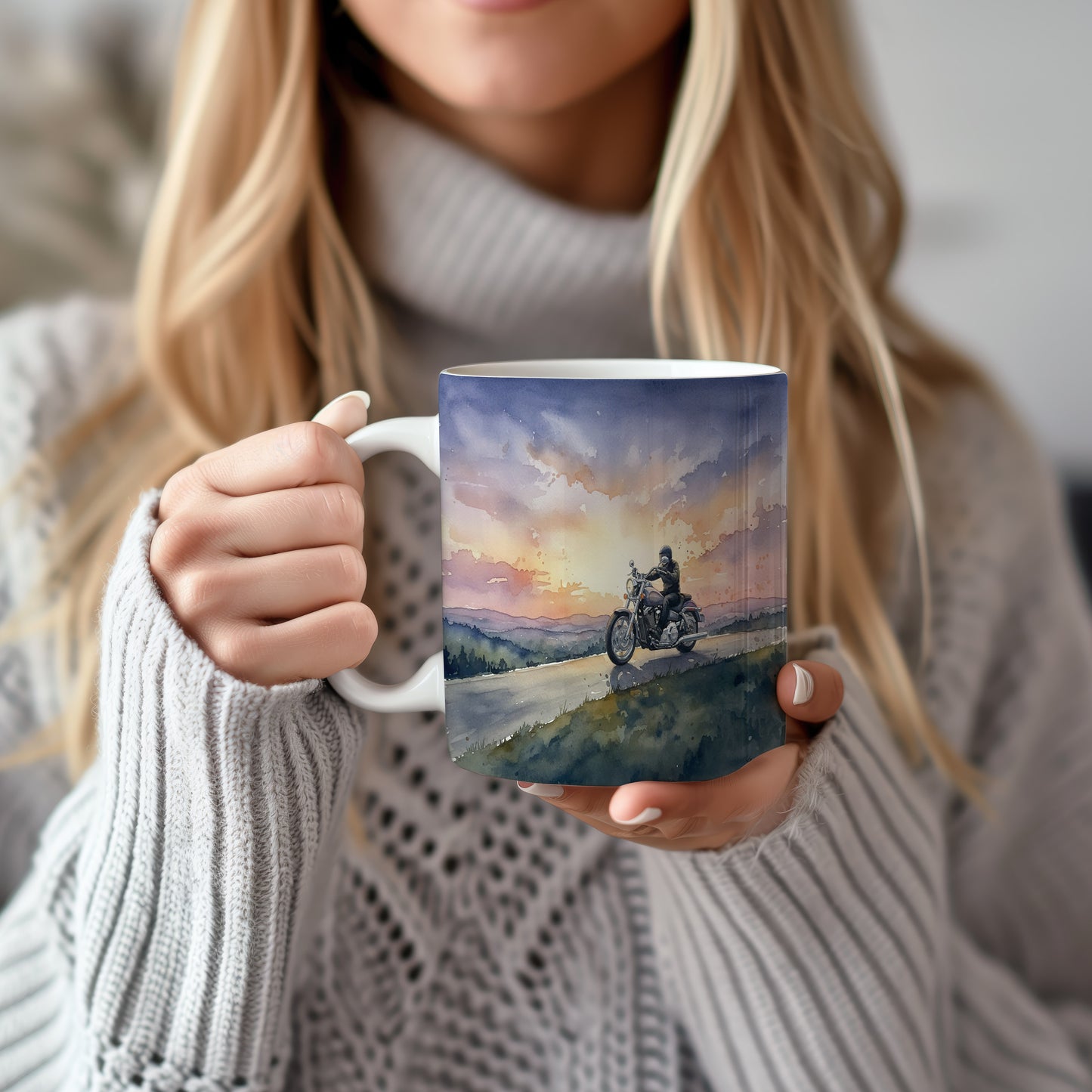 Hrnek s motorkářem při západu slunce