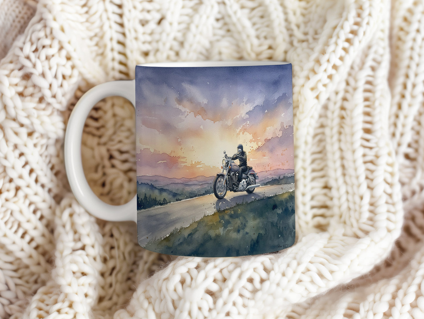 Hrnek s motorkářem při západu slunce