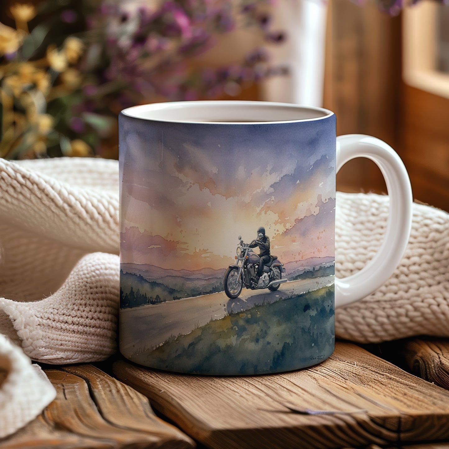 Hrnek s motorkářem při západu slunce