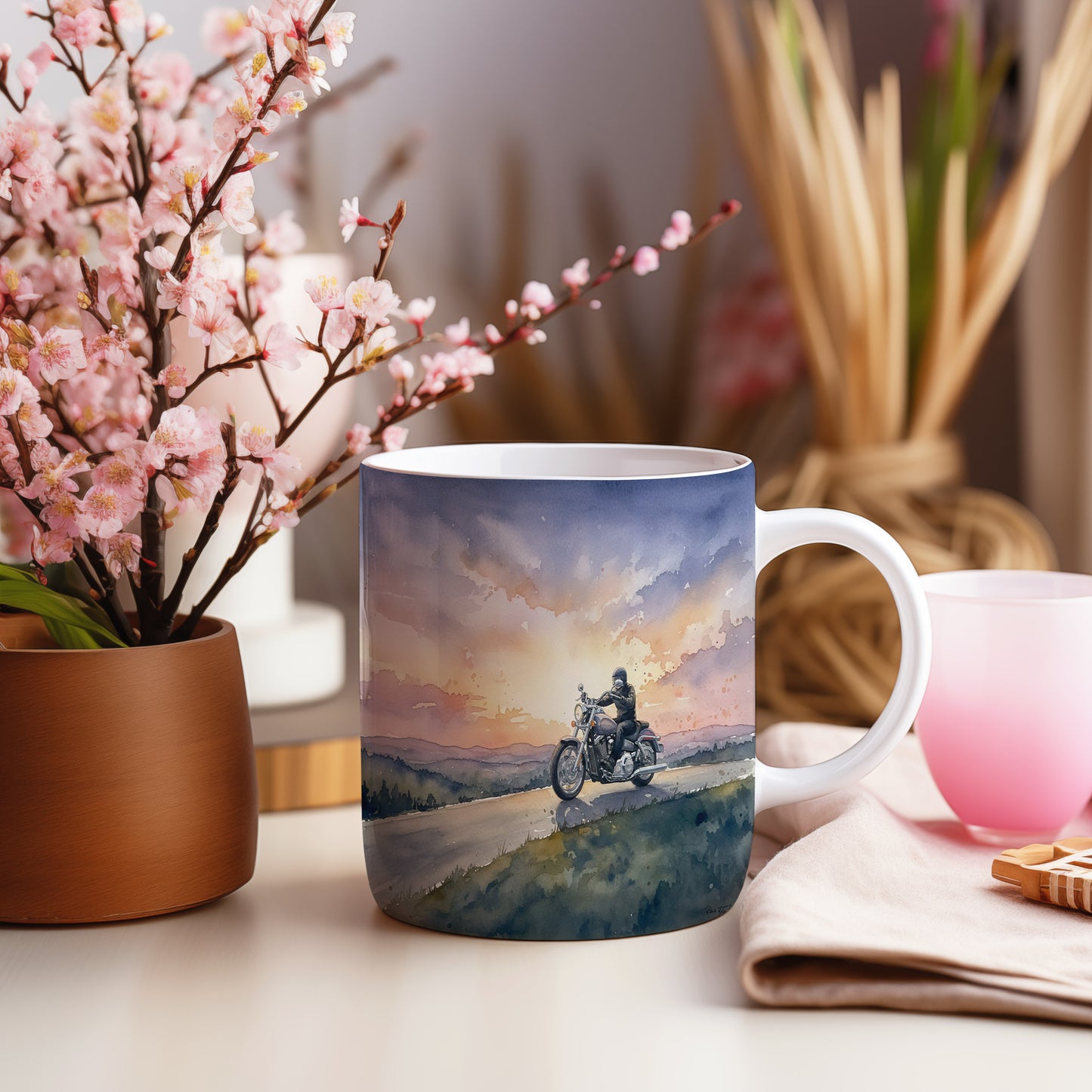 Hrnek s motorkářem při západu slunce