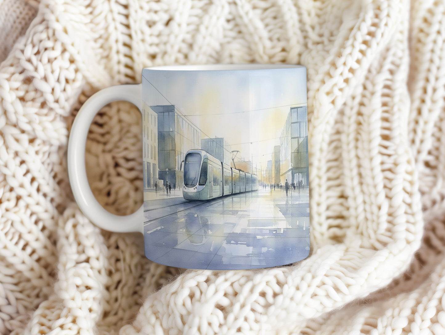 Hrnek s tramvají v ranní mlze