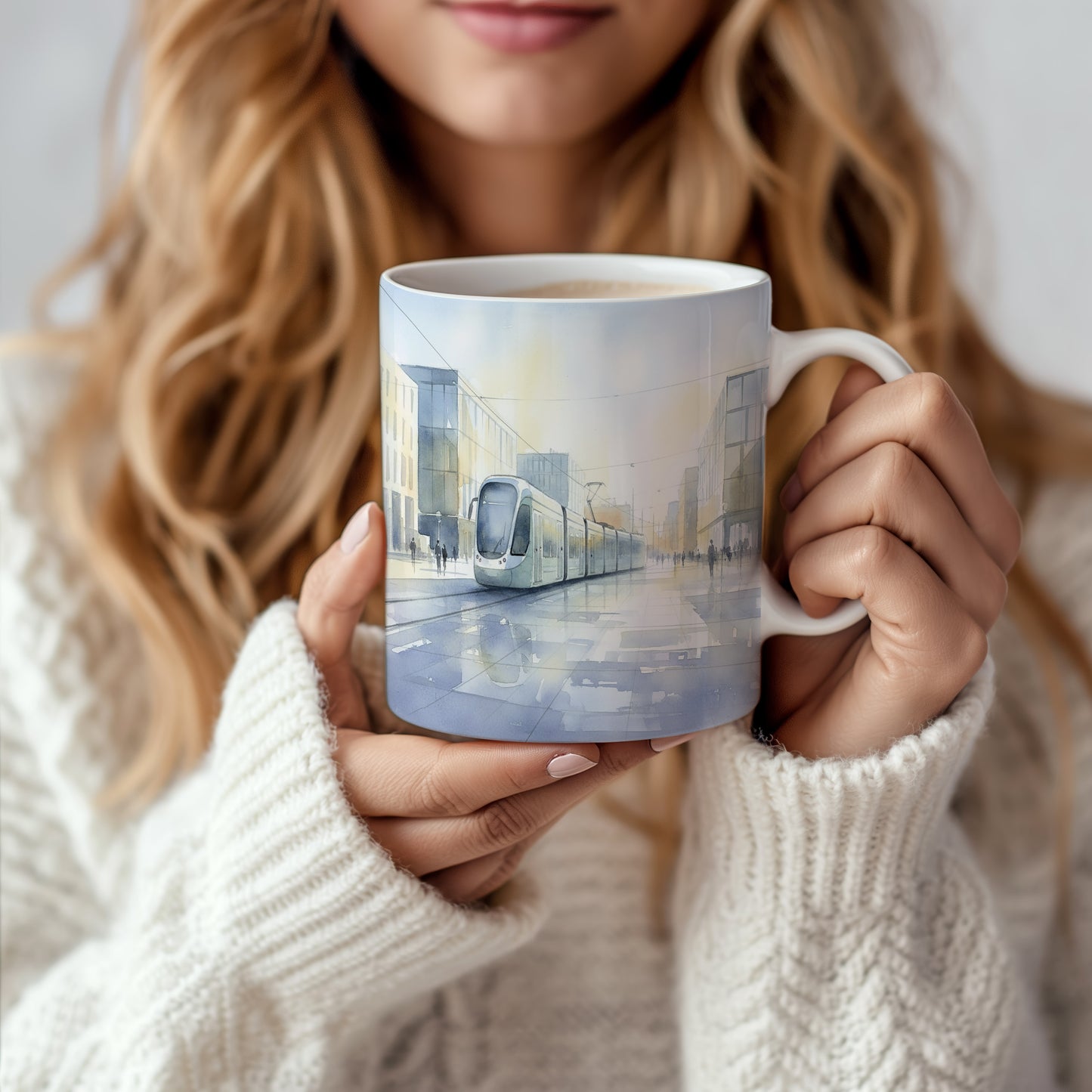 Hrnek s tramvají v ranní mlze