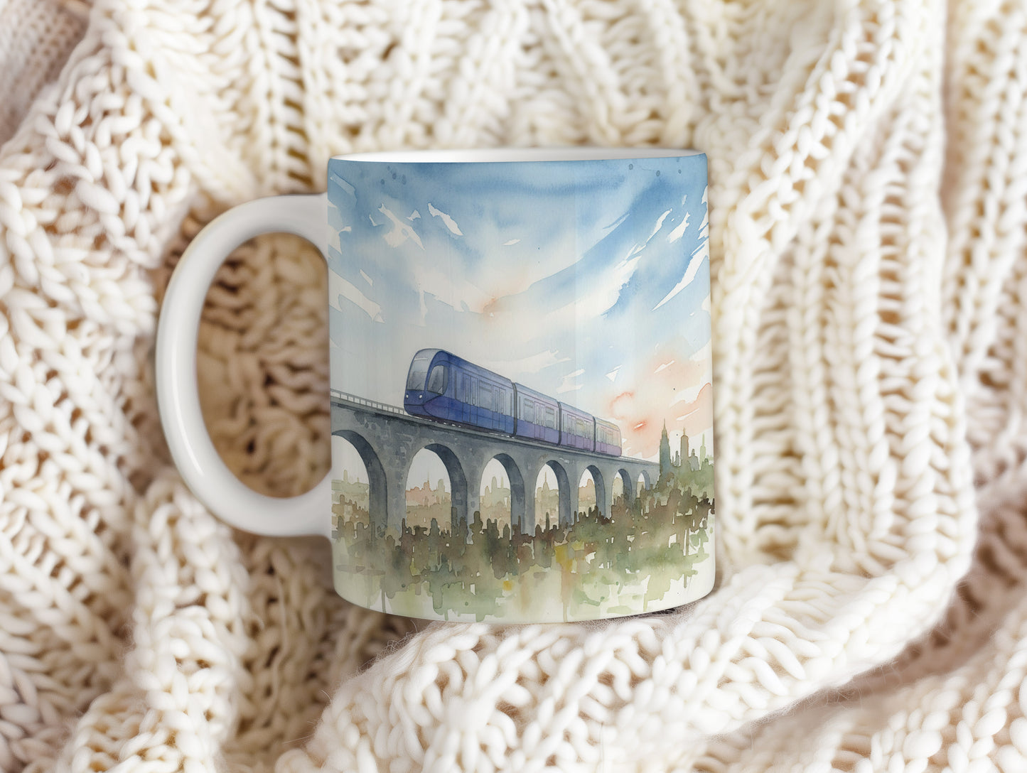 Hrnek s vlakem na viaduktu