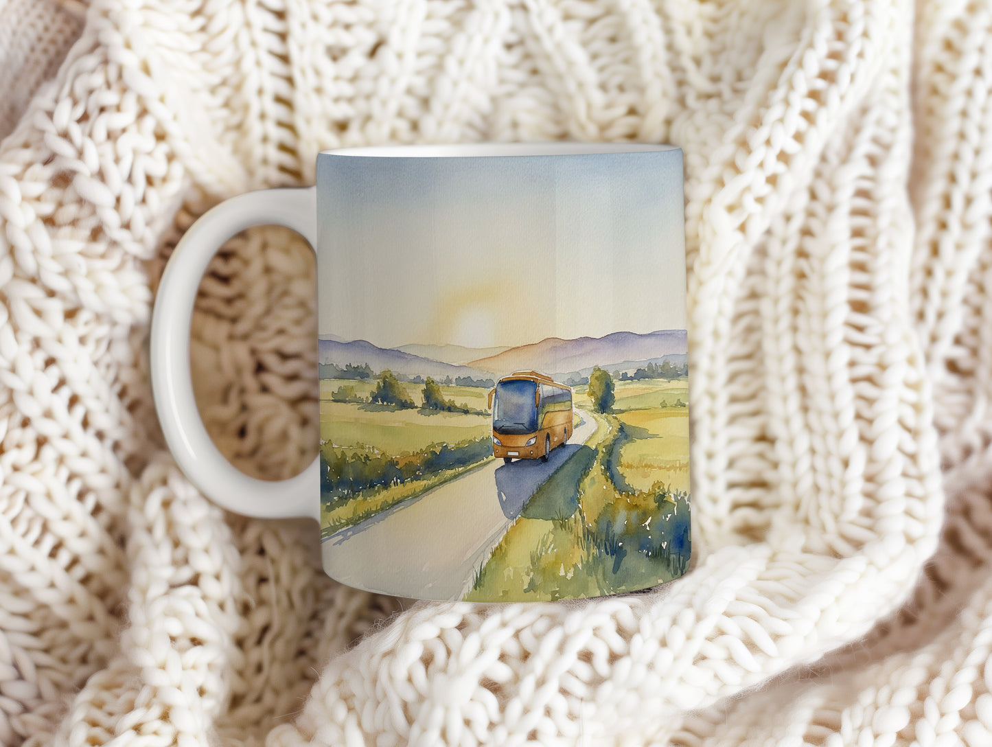 Hrnek s autobusem na venkovské silnici