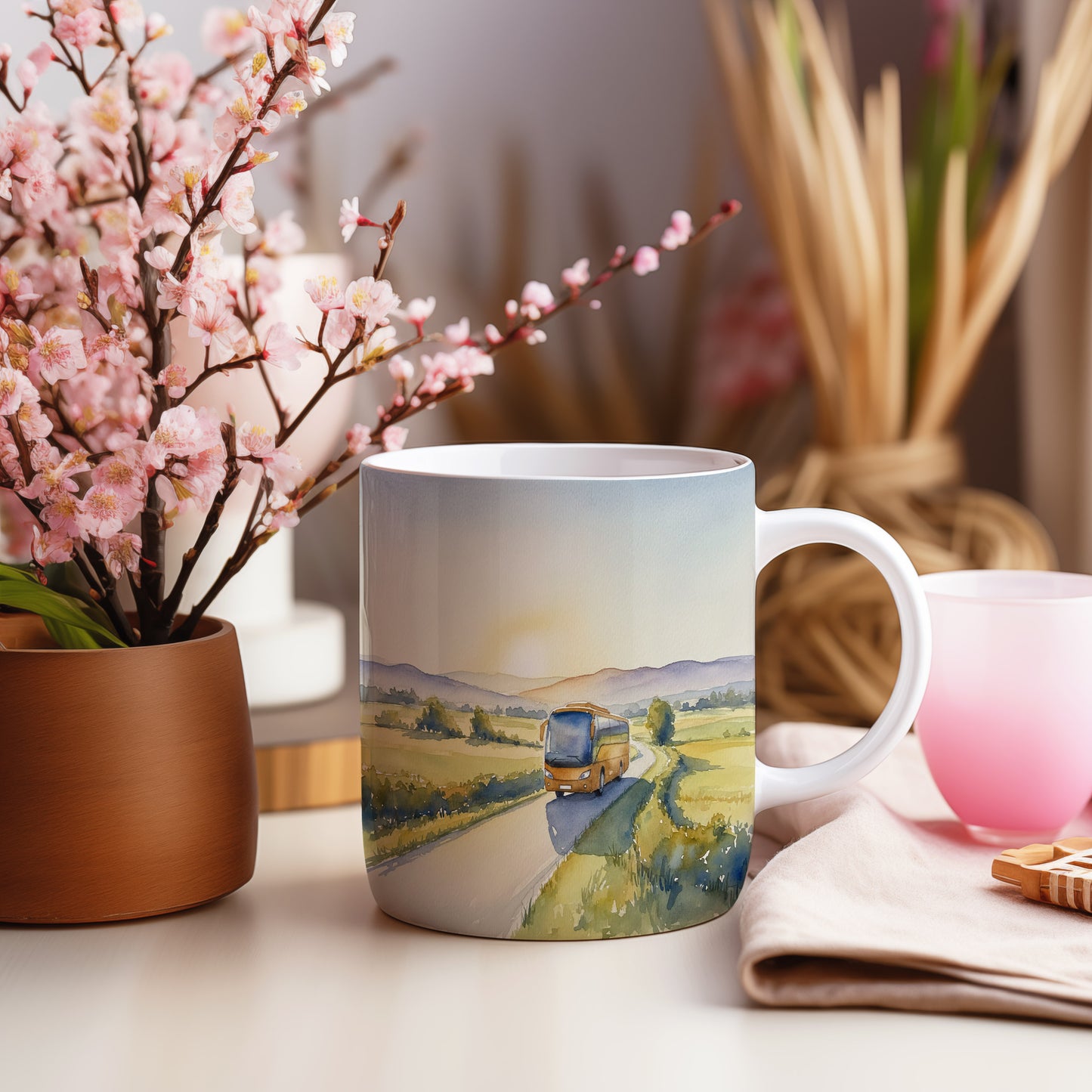 Hrnek s autobusem na venkovské silnici