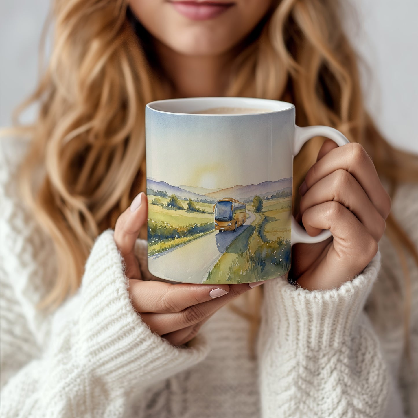 Hrnek s autobusem na venkovské silnici