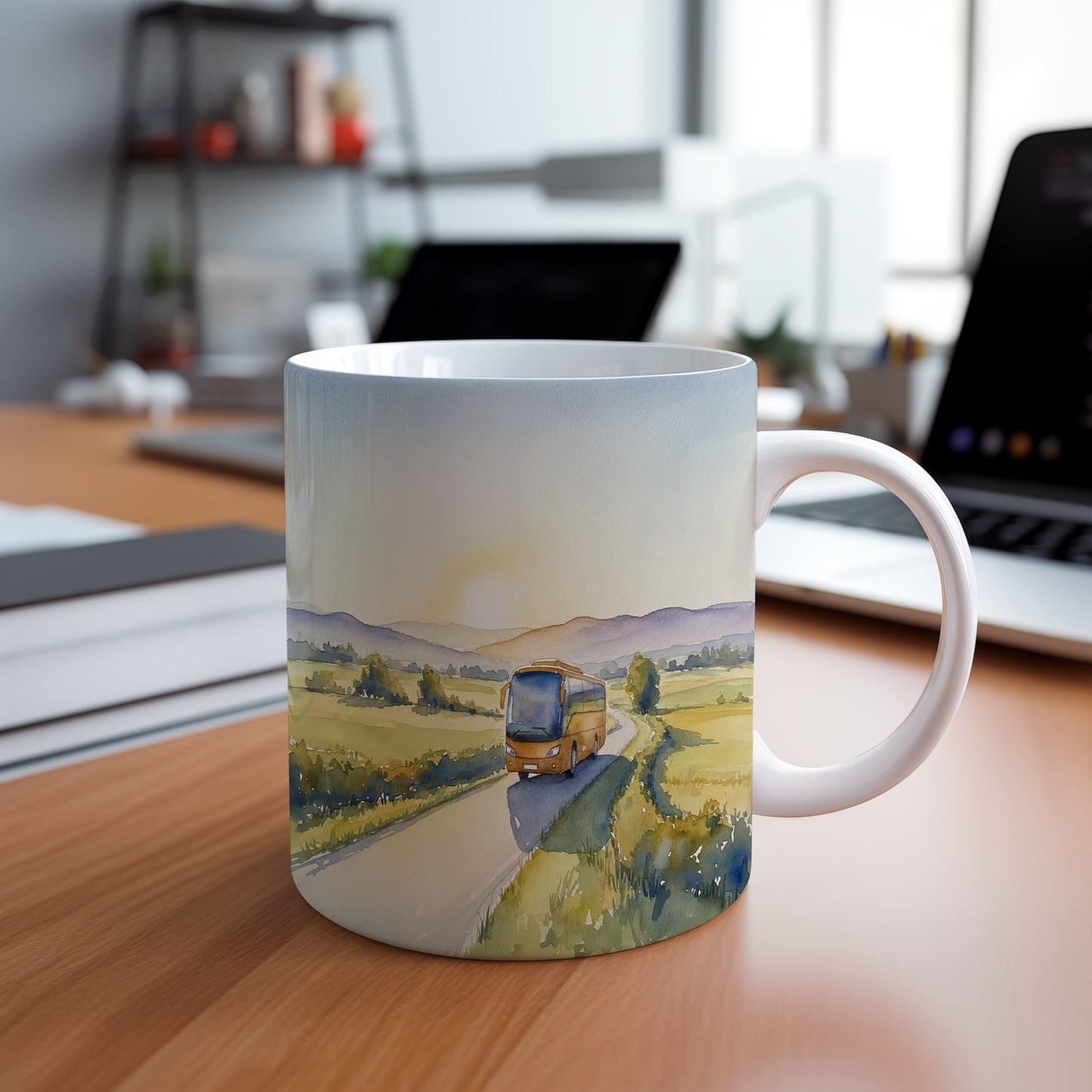 Hrnek s autobusem na venkovské silnici