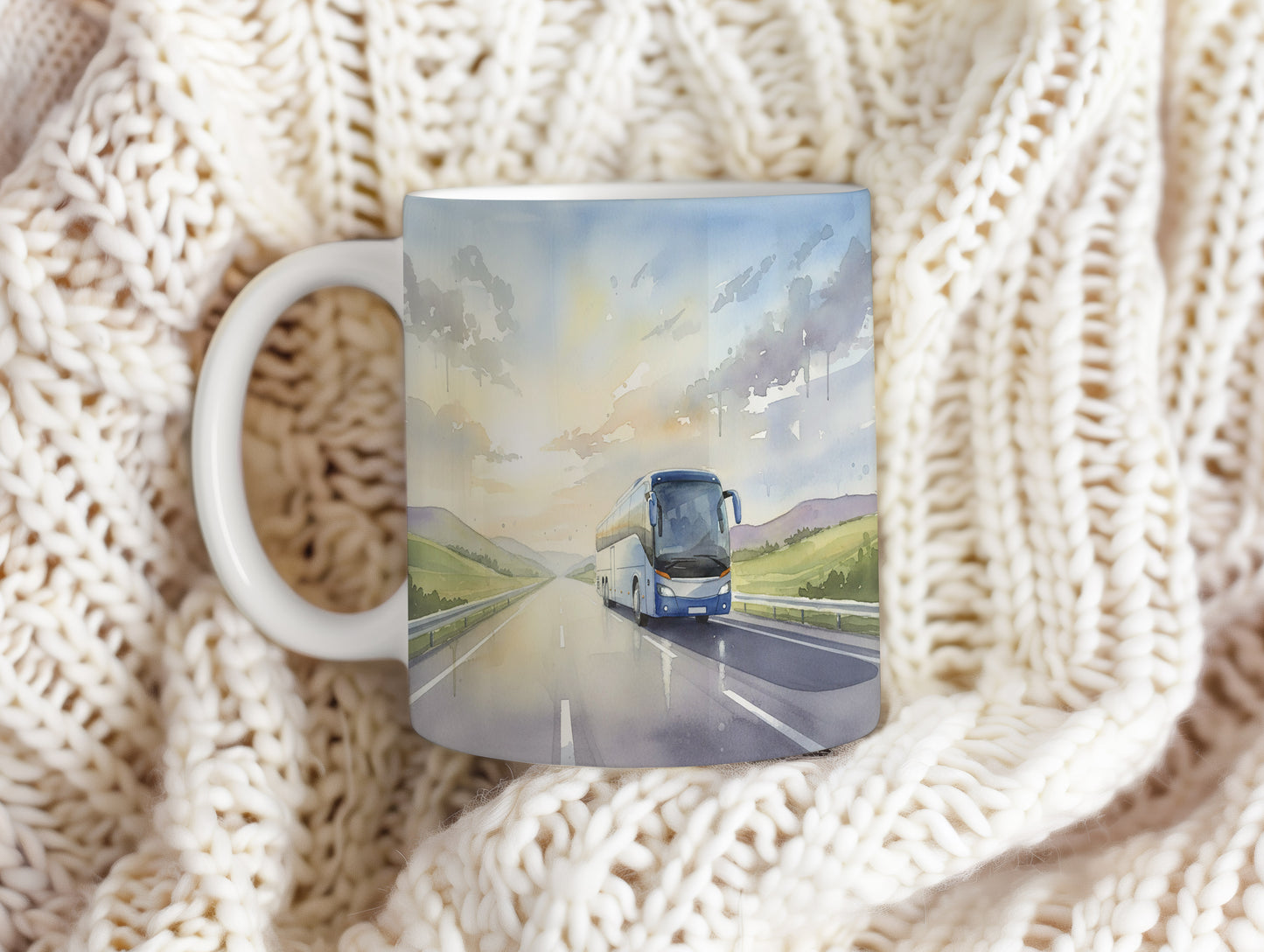 Hrnek s autobusem v ranním svítání