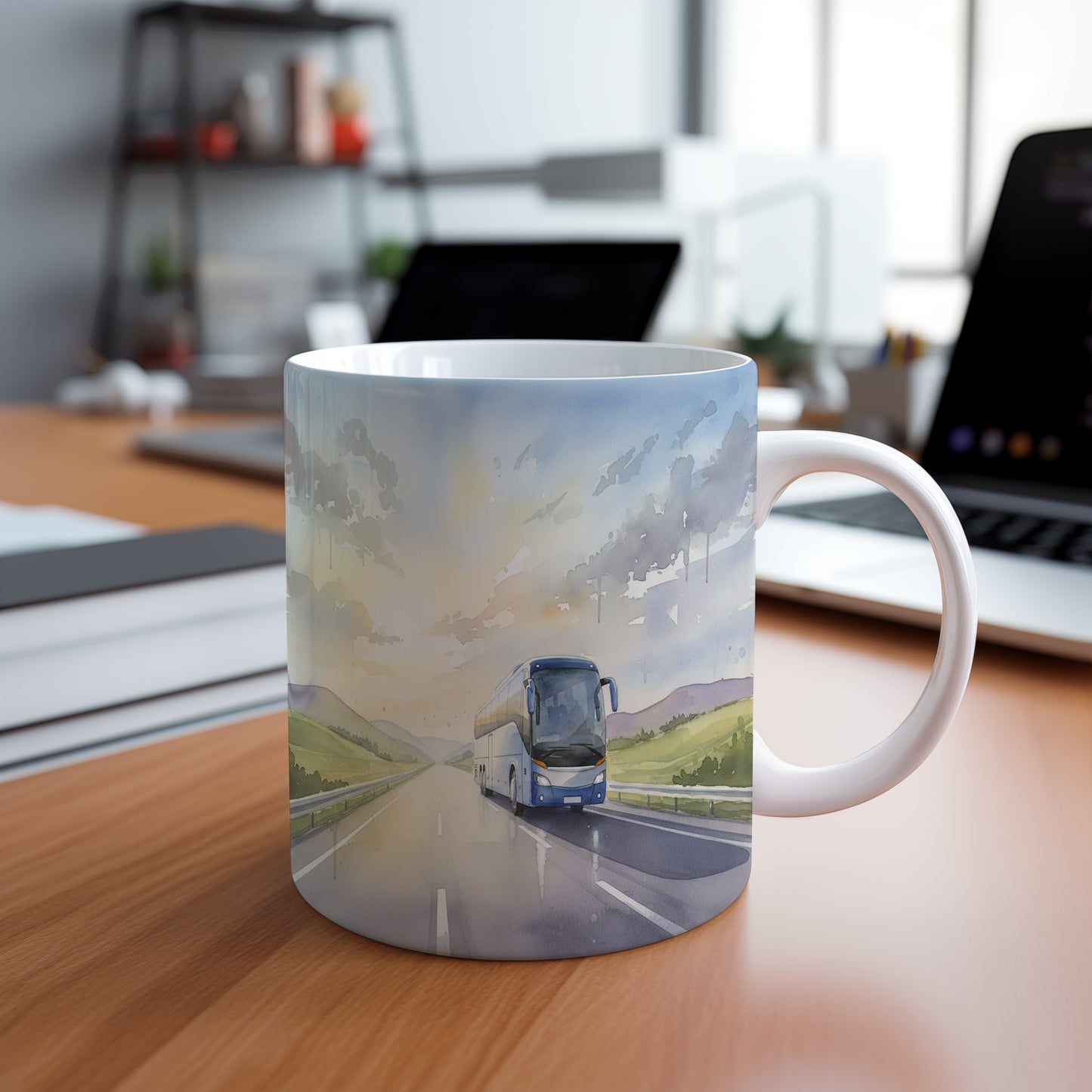 Hrnek s autobusem v ranním svítání