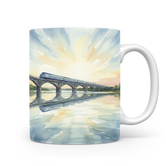 Hrnek s rychlovlakem na mostě při východu slunce