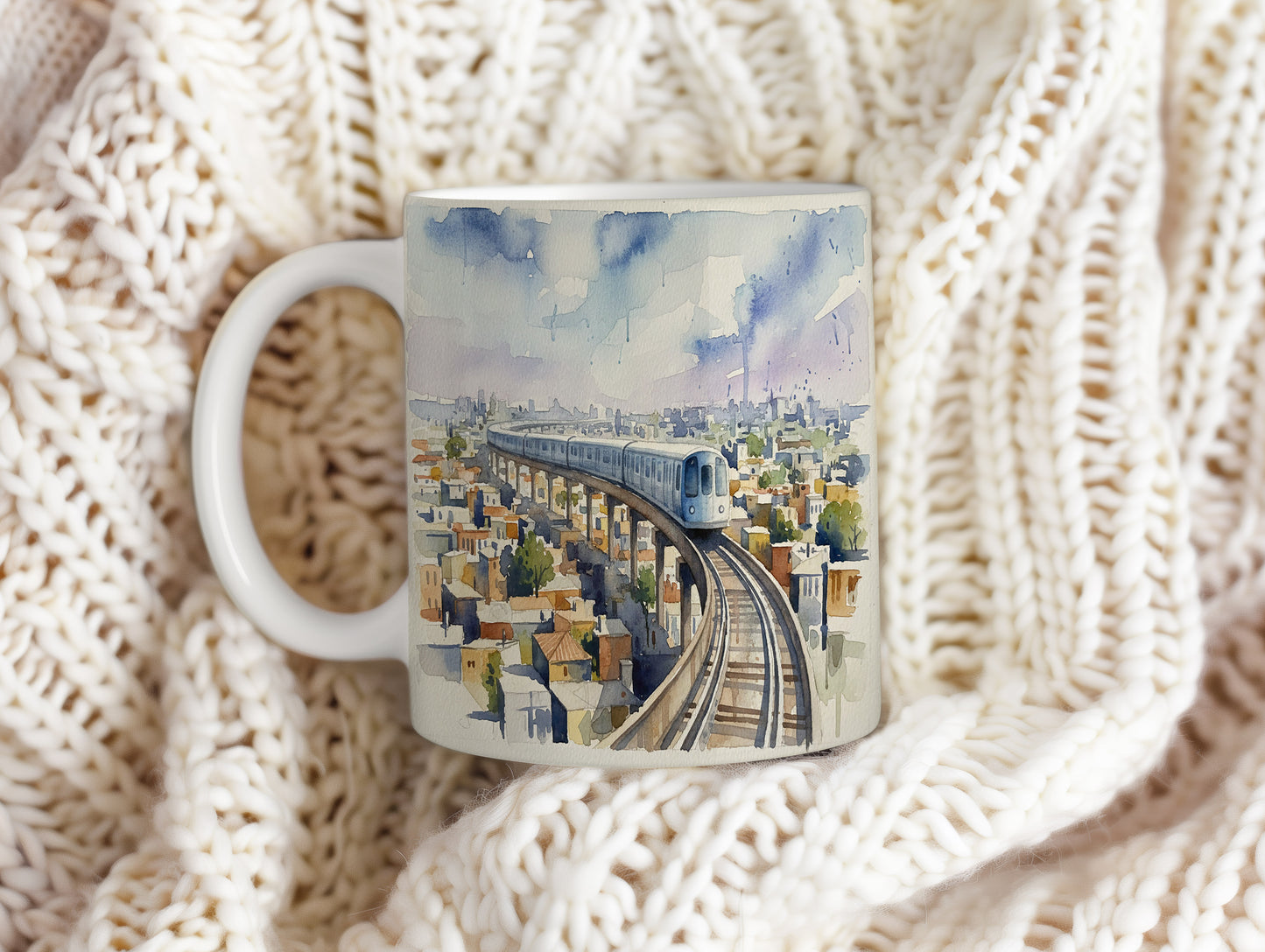 Hrnek s metrem nad městskou krajinou