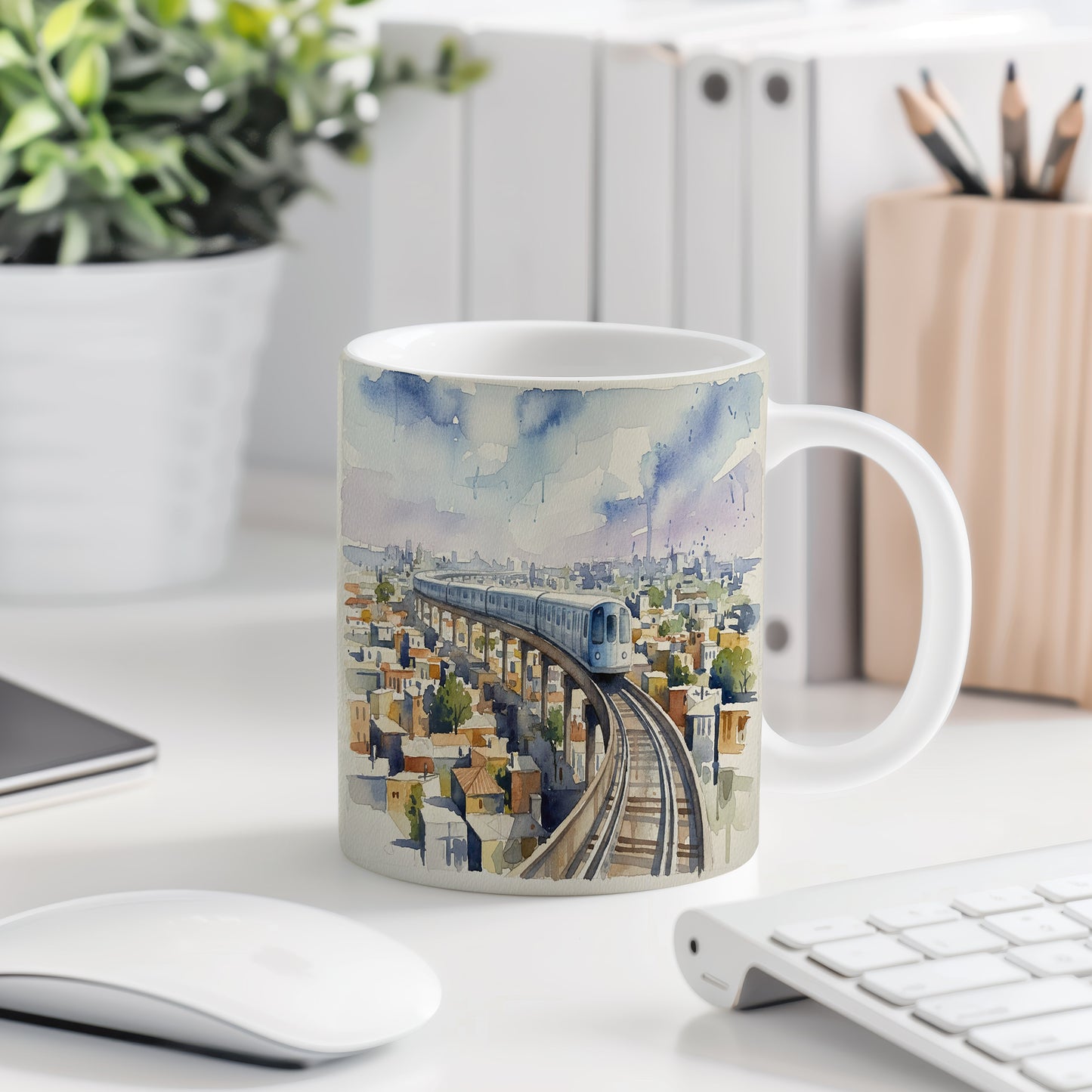 Hrnek s metrem nad městskou krajinou