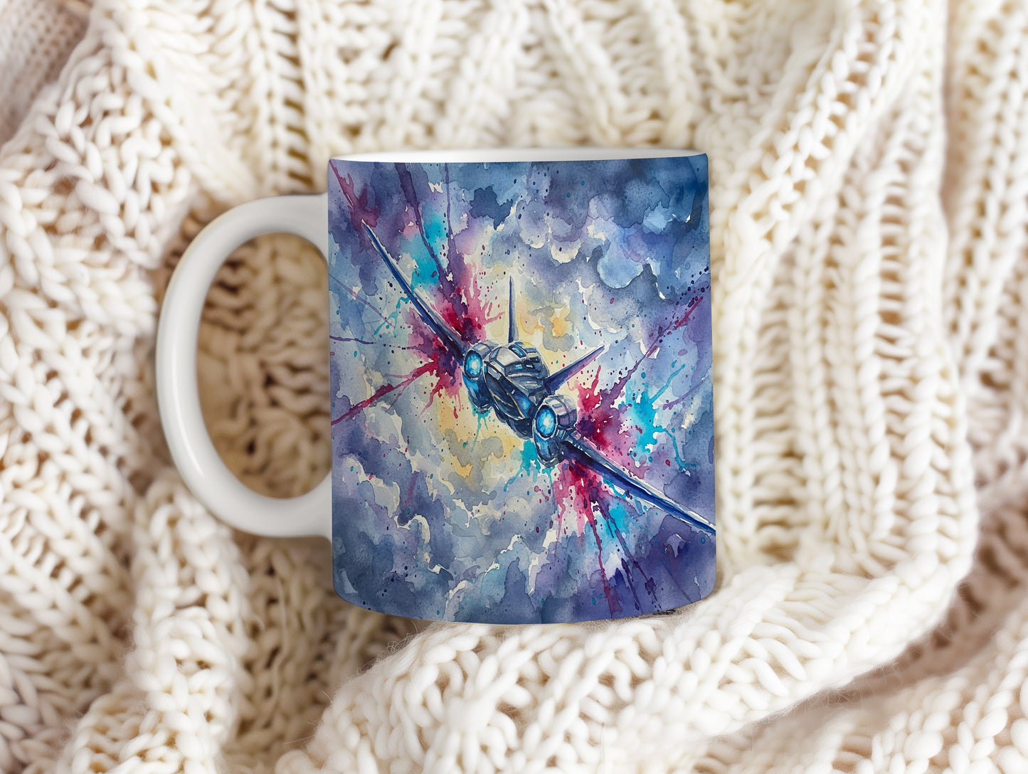 Hrnek s letounem v bouřlivém nebi