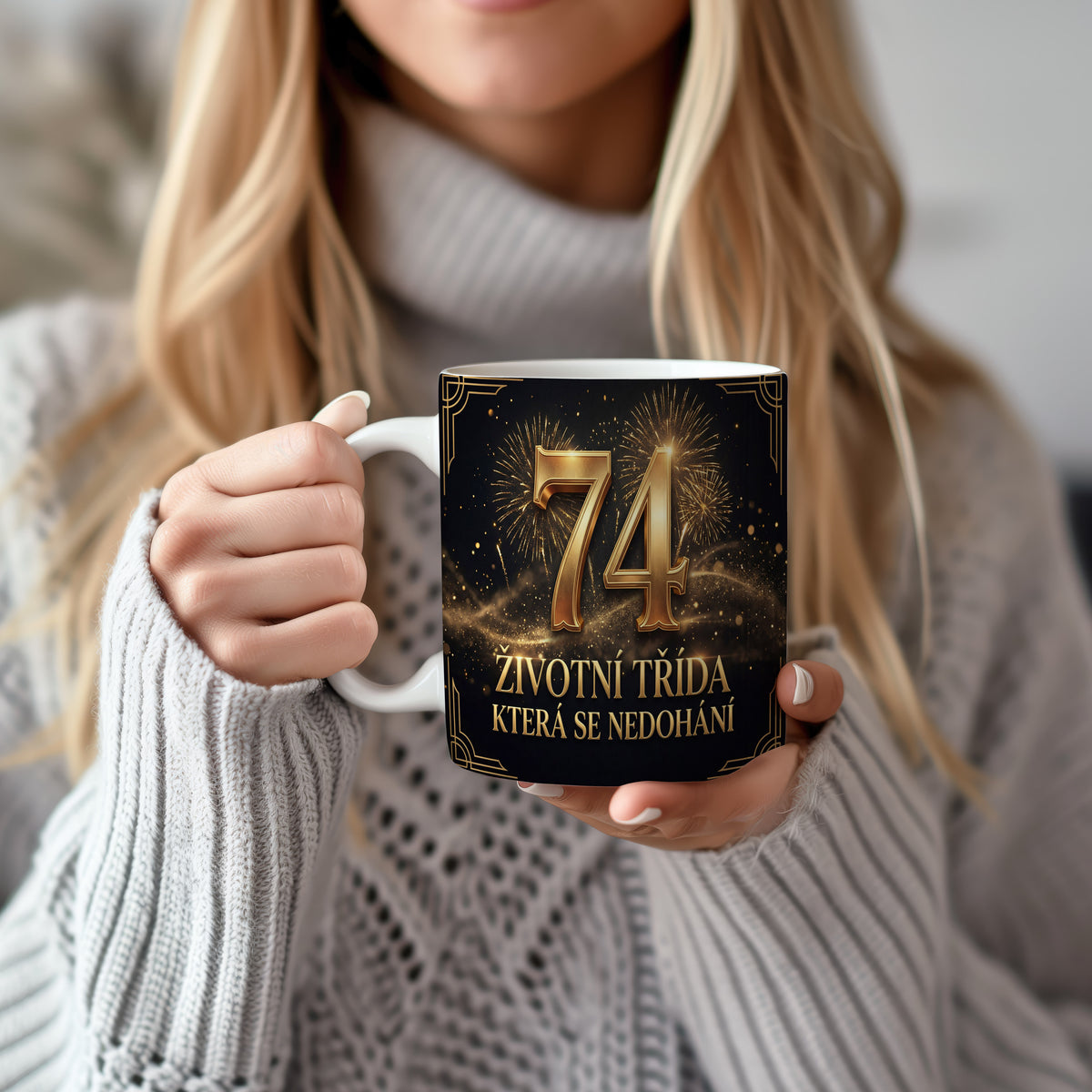 Narozeninový hrnek 74 let – ŽIVOTNÍ TŘÍDA, KTERÁ SE NEDOHÁNÍ