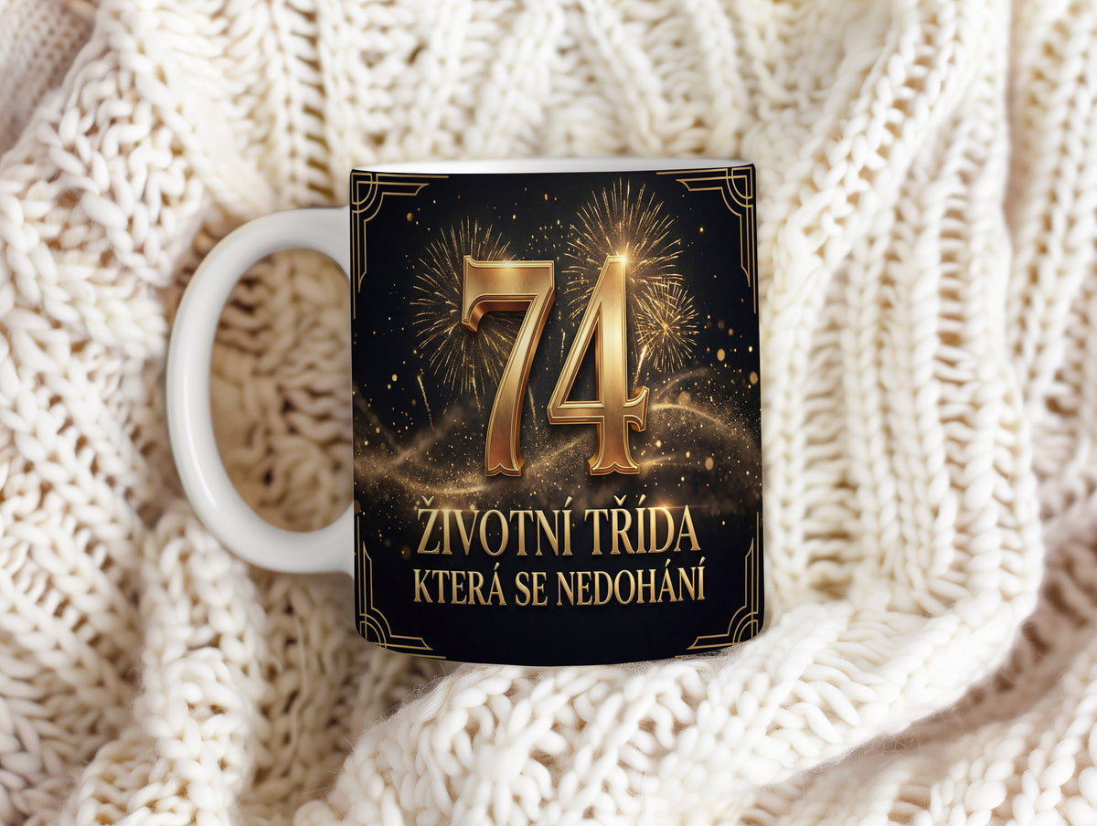 Narozeninový hrnek 74 let – ŽIVOTNÍ TŘÍDA, KTERÁ SE NEDOHÁNÍ