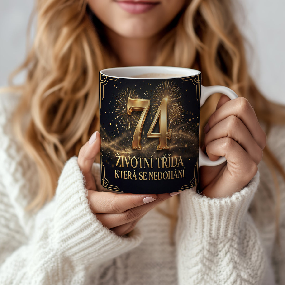 Narozeninový hrnek 74 let – ŽIVOTNÍ TŘÍDA, KTERÁ SE NEDOHÁNÍ