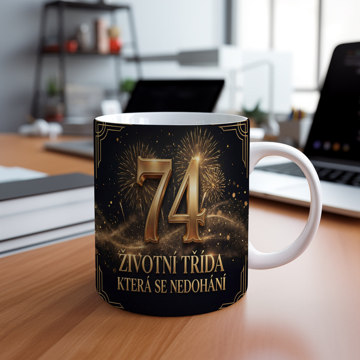 Narozeninový hrnek 74 let – ŽIVOTNÍ TŘÍDA, KTERÁ SE NEDOHÁNÍ