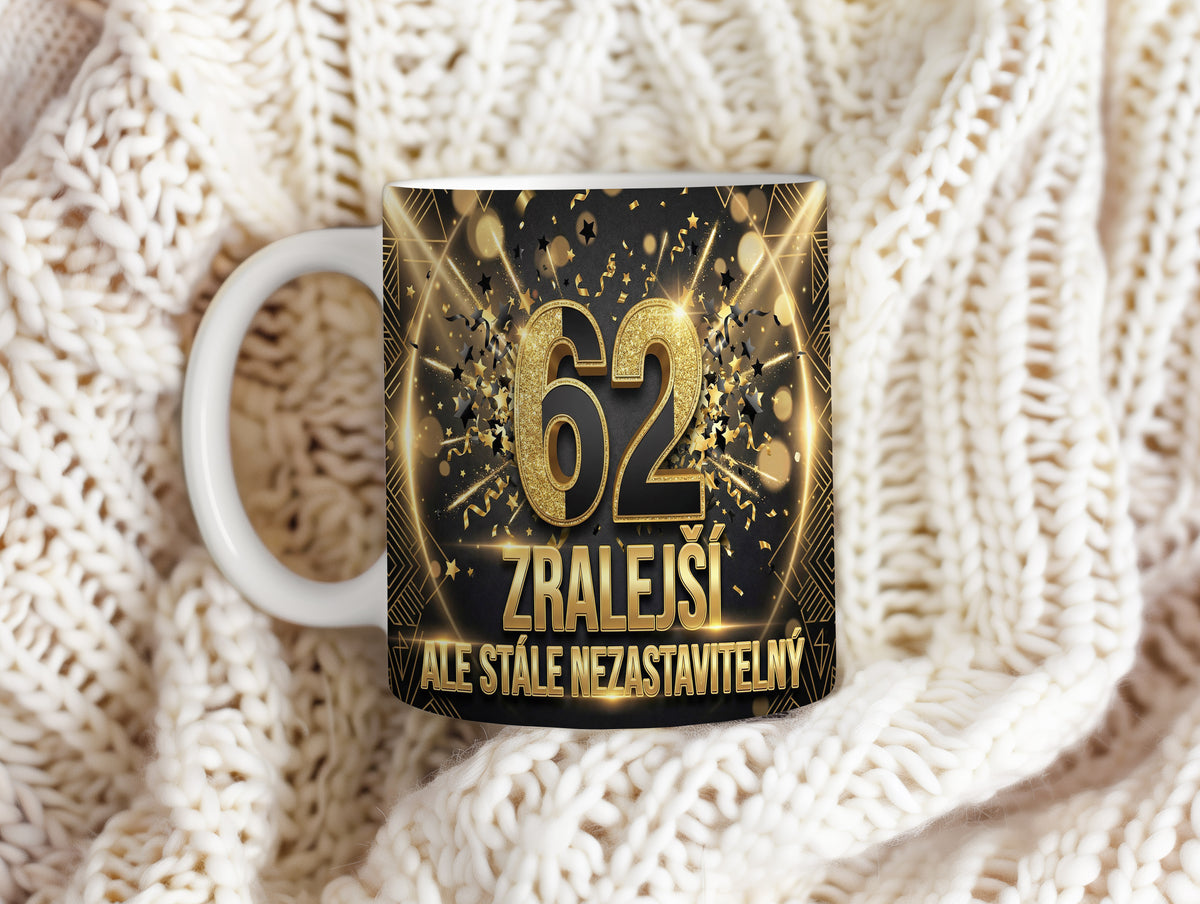 Narozeninový hrnek 62 let – ZRALEJŠÍ ALE STÁLE NEZASTAVITELNÝ